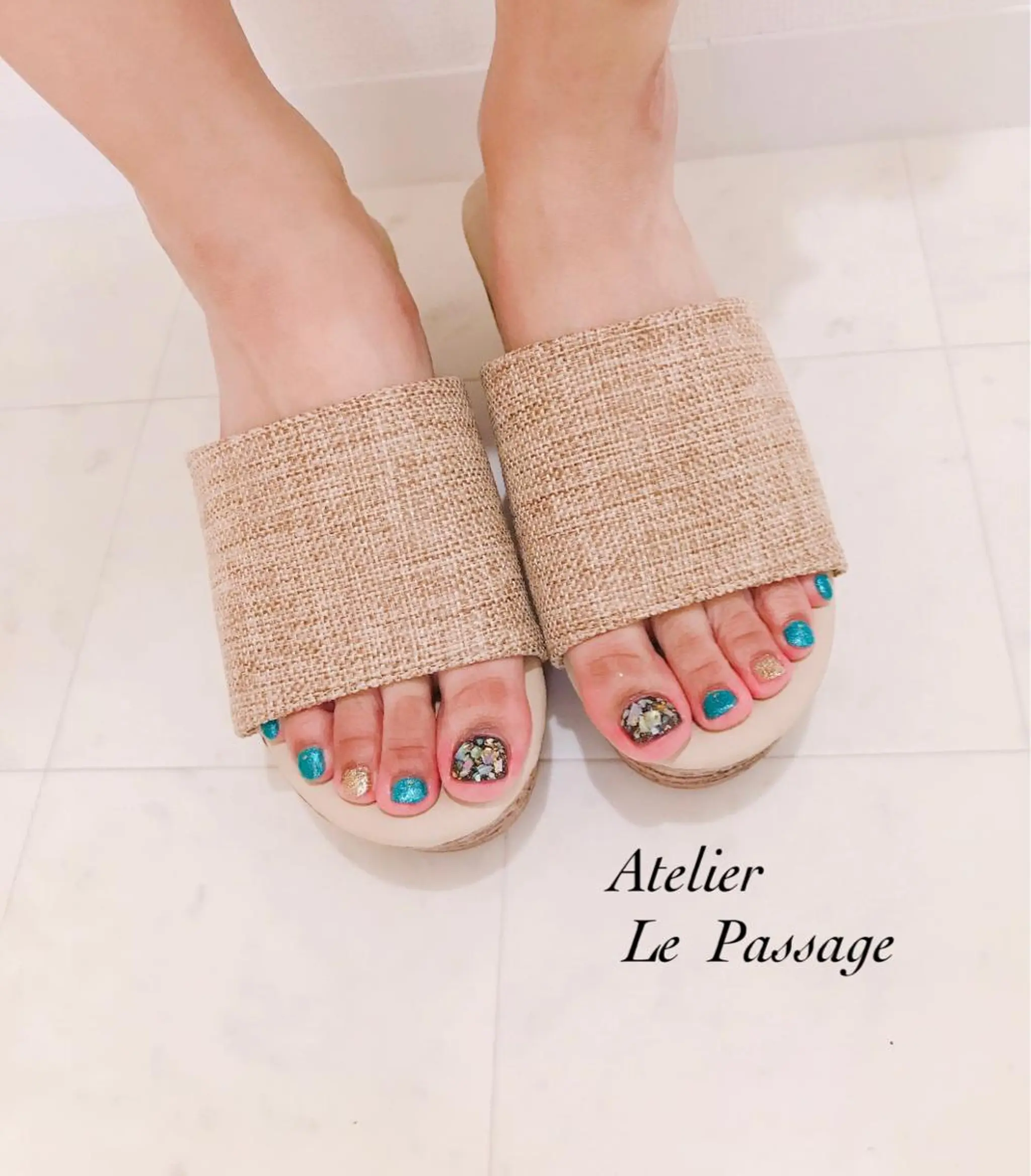 ネイル フットネイル ジェルネイル グリーン キラキラネイル ニュアンスネイル Atelier Le Passage所属・h nakatsukaのネイルデザイン