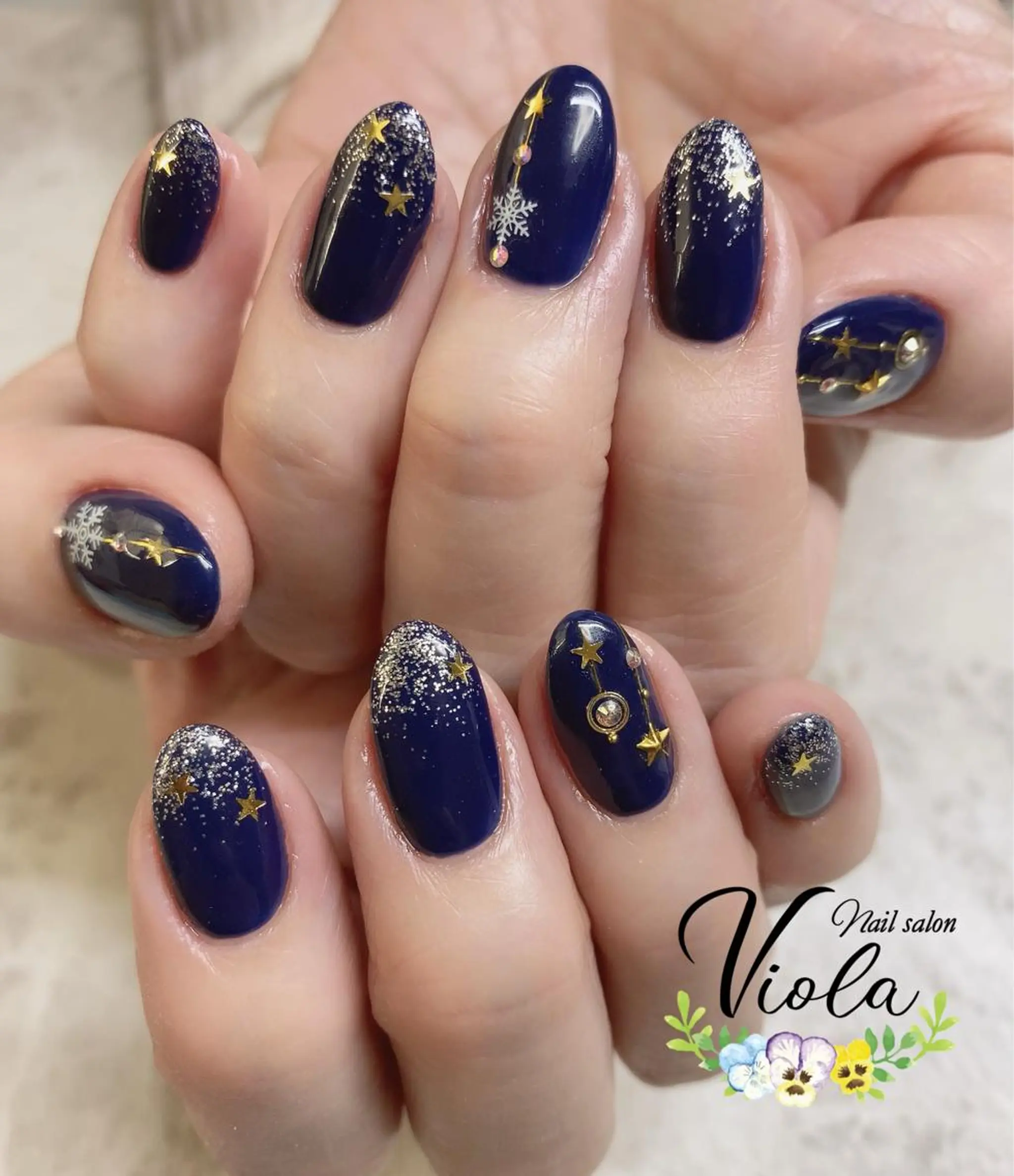 ネイル キラキラネイル 冬ネイル クリスマス ハンドネイル Nailsalon Viola所属・ネイルサロン Violaのネイルデザイン