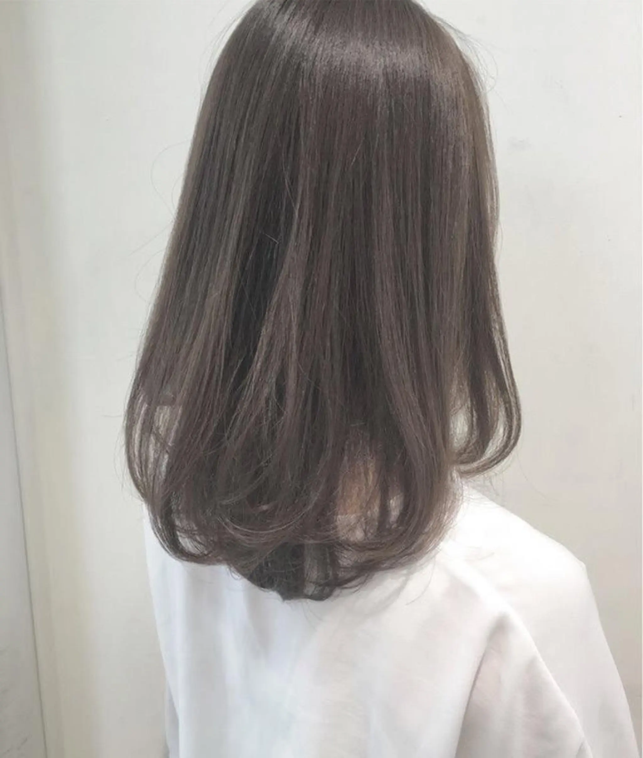 ミディアム カラー アッシュ ベージュカラー ヘアカラー トリートメント AILEE所属・ウルフカット レイヤーカット上柿のヘアスタイル