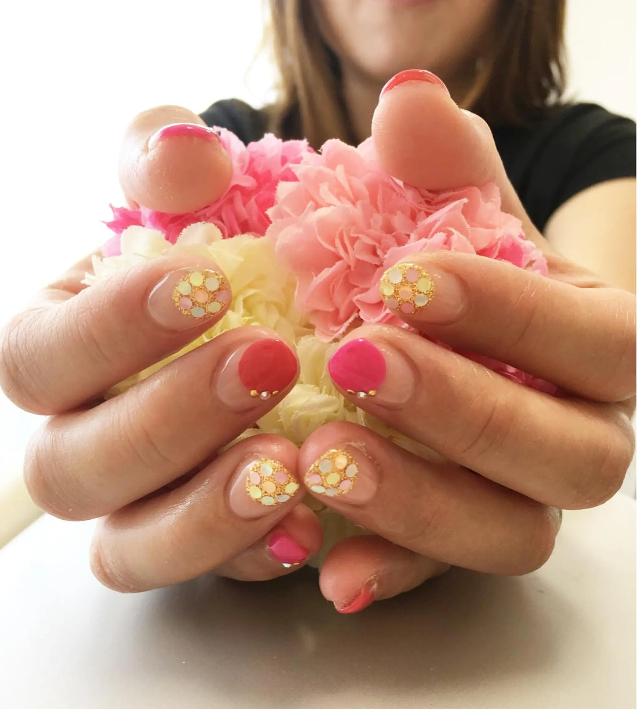 ネイル フレンチネイル ホログラムネイル ピンク 赤色 Petit Fleur所属・青柳 亜梨奈のマツエク・マツパデザイン