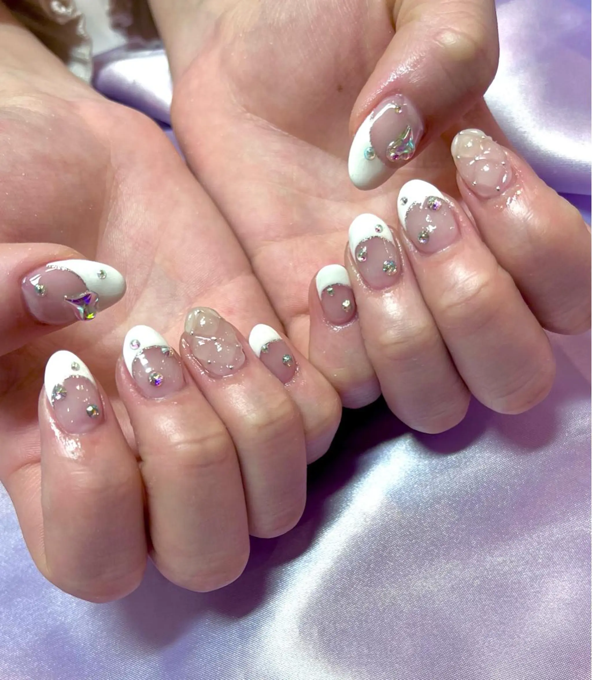 ネイル フラワーネイル フレンチネイル ガーリー ゴールド キラキラネイル ハンドネイル フットネイル para ☀︎ sol by BECK所属・Para Sol nail　Maoのネイルデザイン