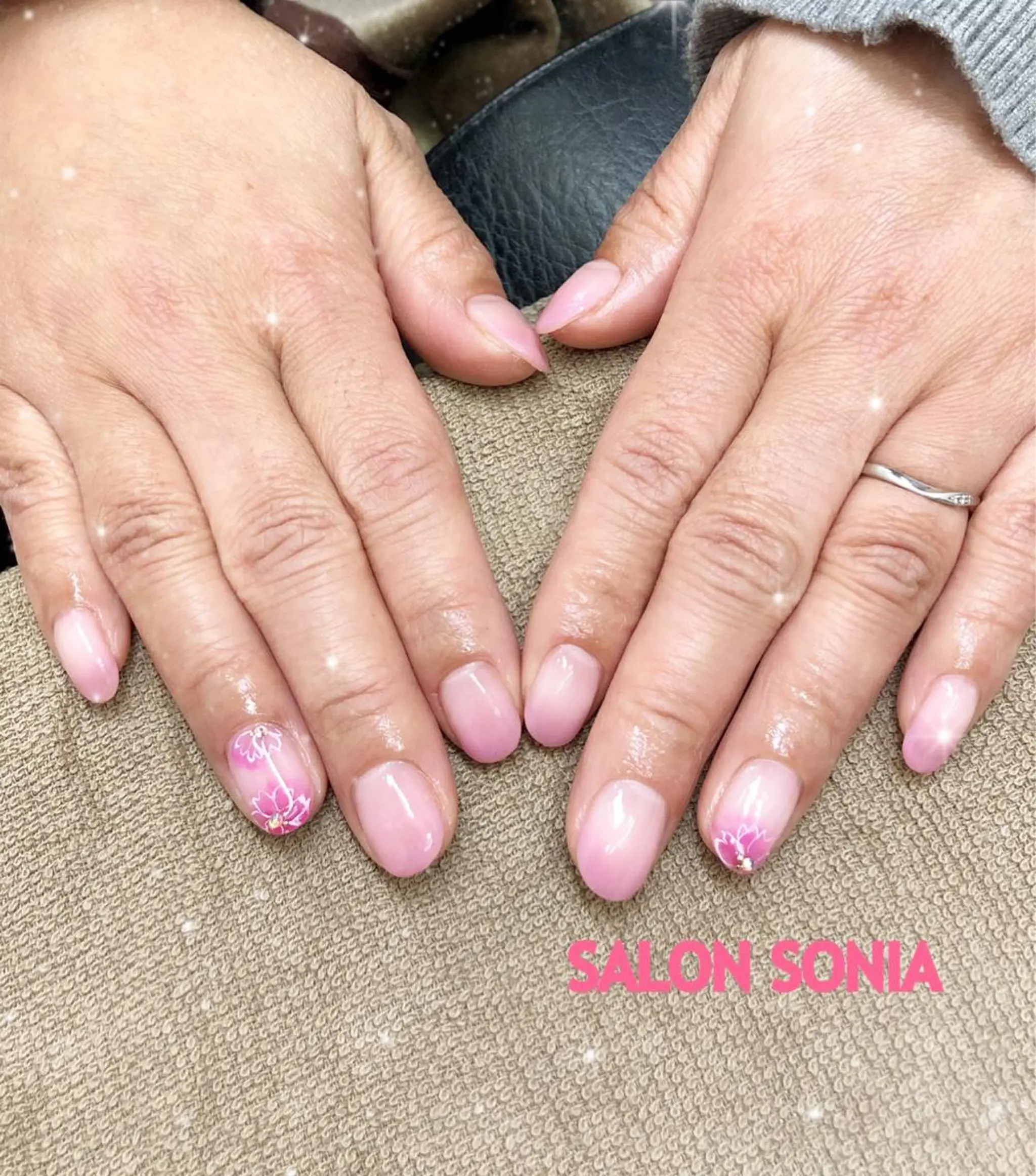 ネイル 小顔・毛穴・たるみ ネイル　似内真樹のエステ・リラクイメージ