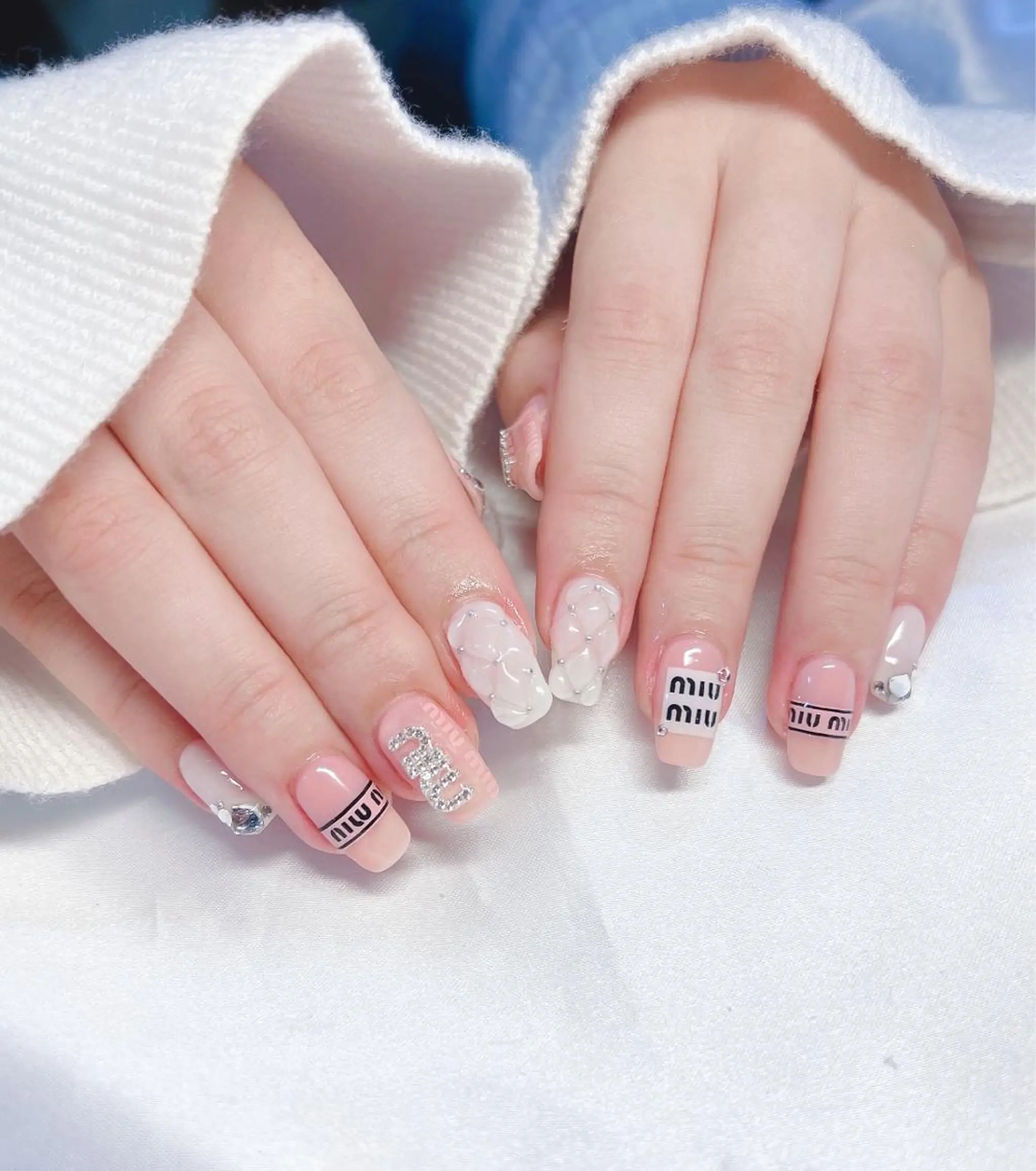 ネイル フレンチネイル ジェルネイル 韓国ネイル 持ち込み パラジェル ちゅるんネイル🪄 耳ツボジュエリー🔗のネイルデザイン