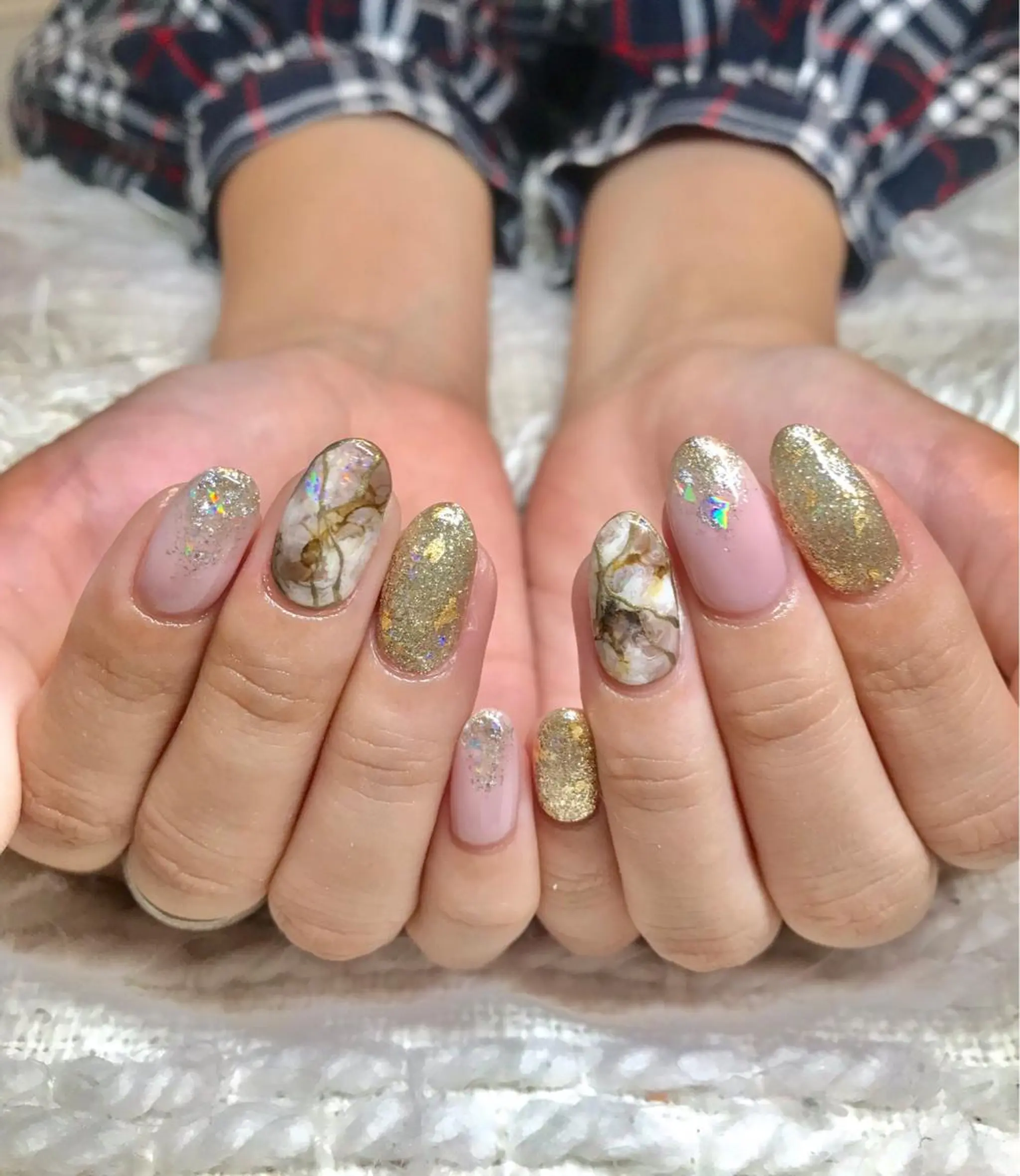 ミディアム ネイル マツエク・マツパ ゴールド ハンドネイル ハンドケア nail&eye Aoのマツエク・マツパデザイン