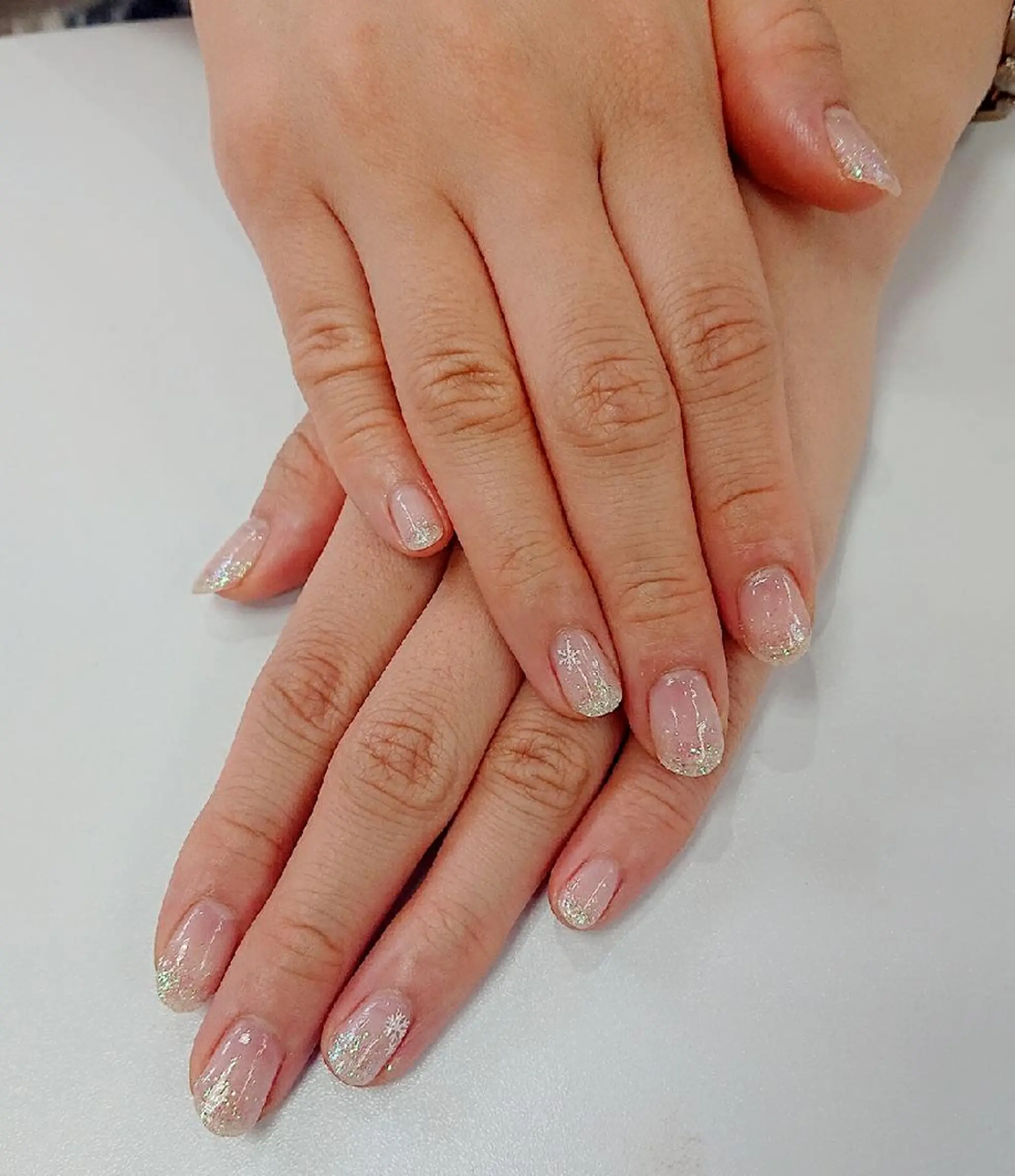 ネイル グラデーション ラメ(グリッター) ラメグラデーション ホワイト 🍒当日もOK🍒 𝑳𝑼𝑵𝑨花井のネイルデザイン