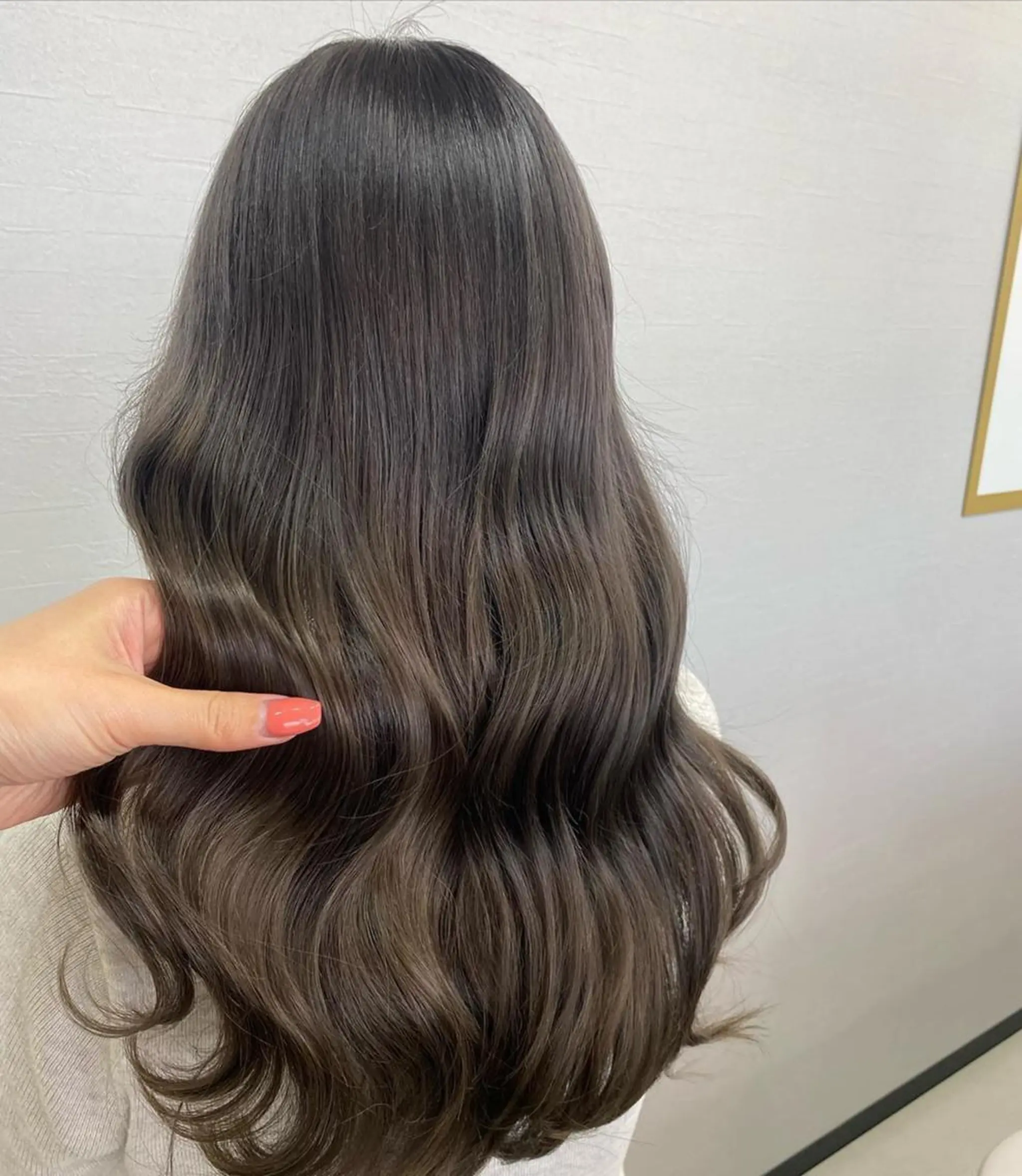 ロング カラー アッシュ アッシュグレー アッシュグレージュ グレージュ UNDER vr 【アンダーバー】のヘアスタイル