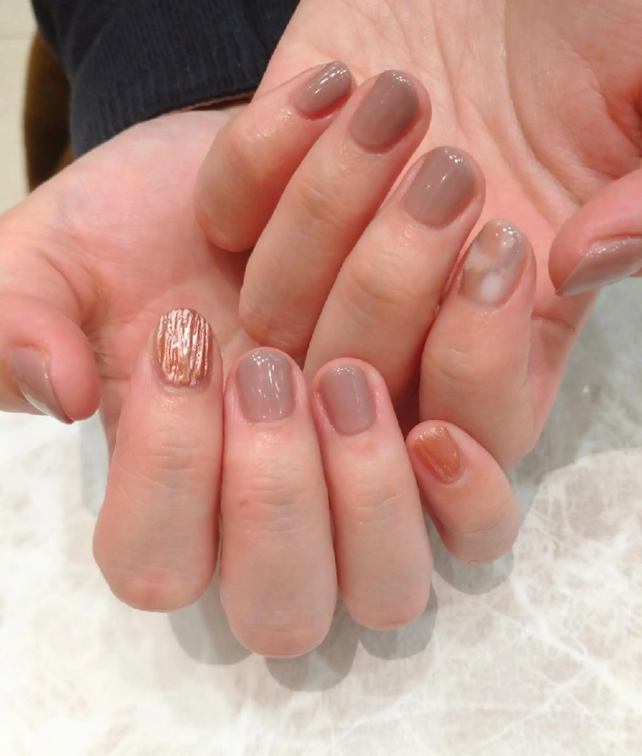 ネイル ゴールド ミラーネイル ニュアンスネイル ピンク ハンドネイル 會田 瑠衣のネイルデザイン