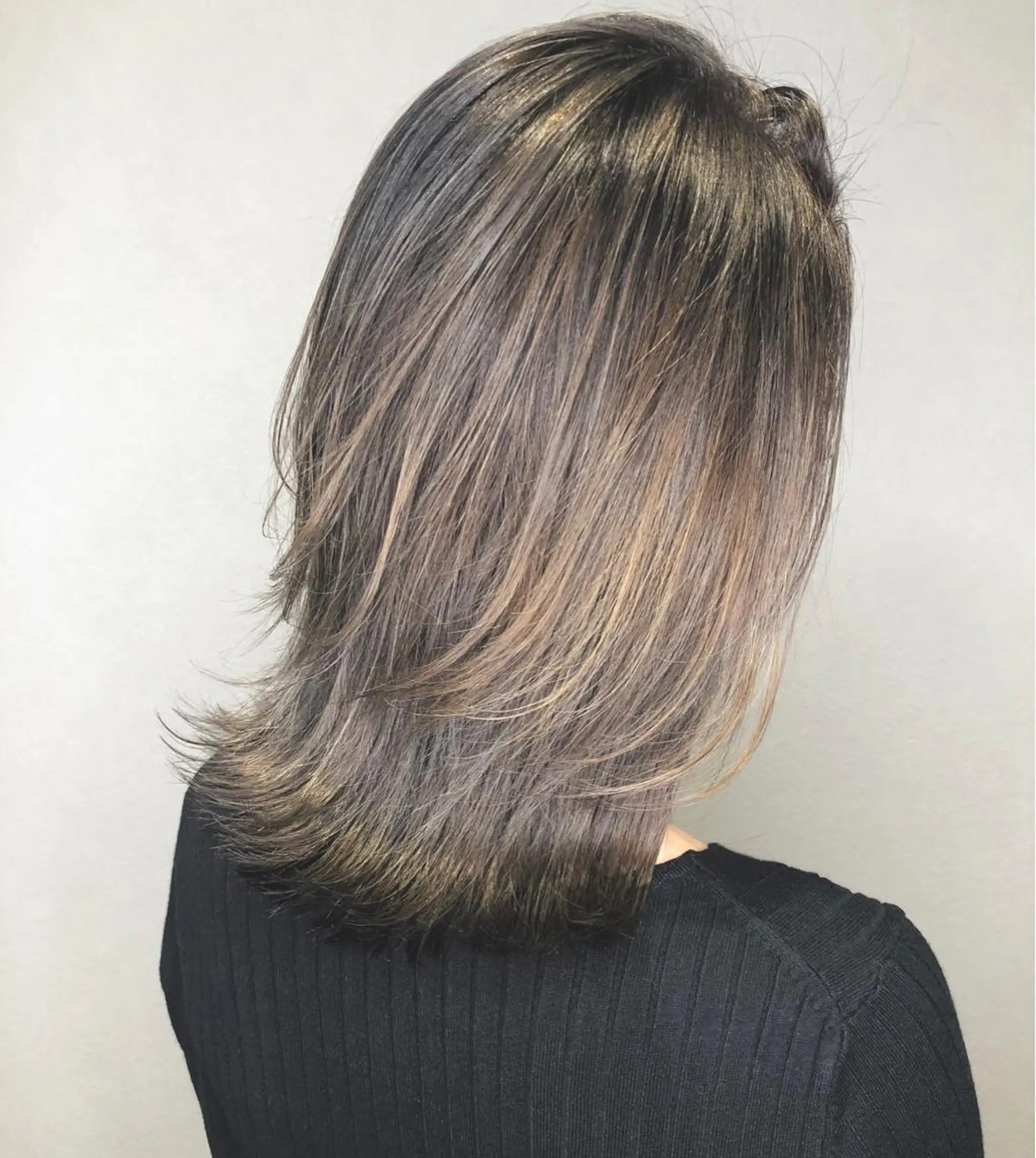 ミディアム カラー アディクシーカラー ハイライトカラー イルミナカラー シルバー ハイライト LIZE nex the salon 渋谷【ライズ ネックス ザ サロン】所属・大人レイヤー/海外 /韓国/濱口のヘアスタイル