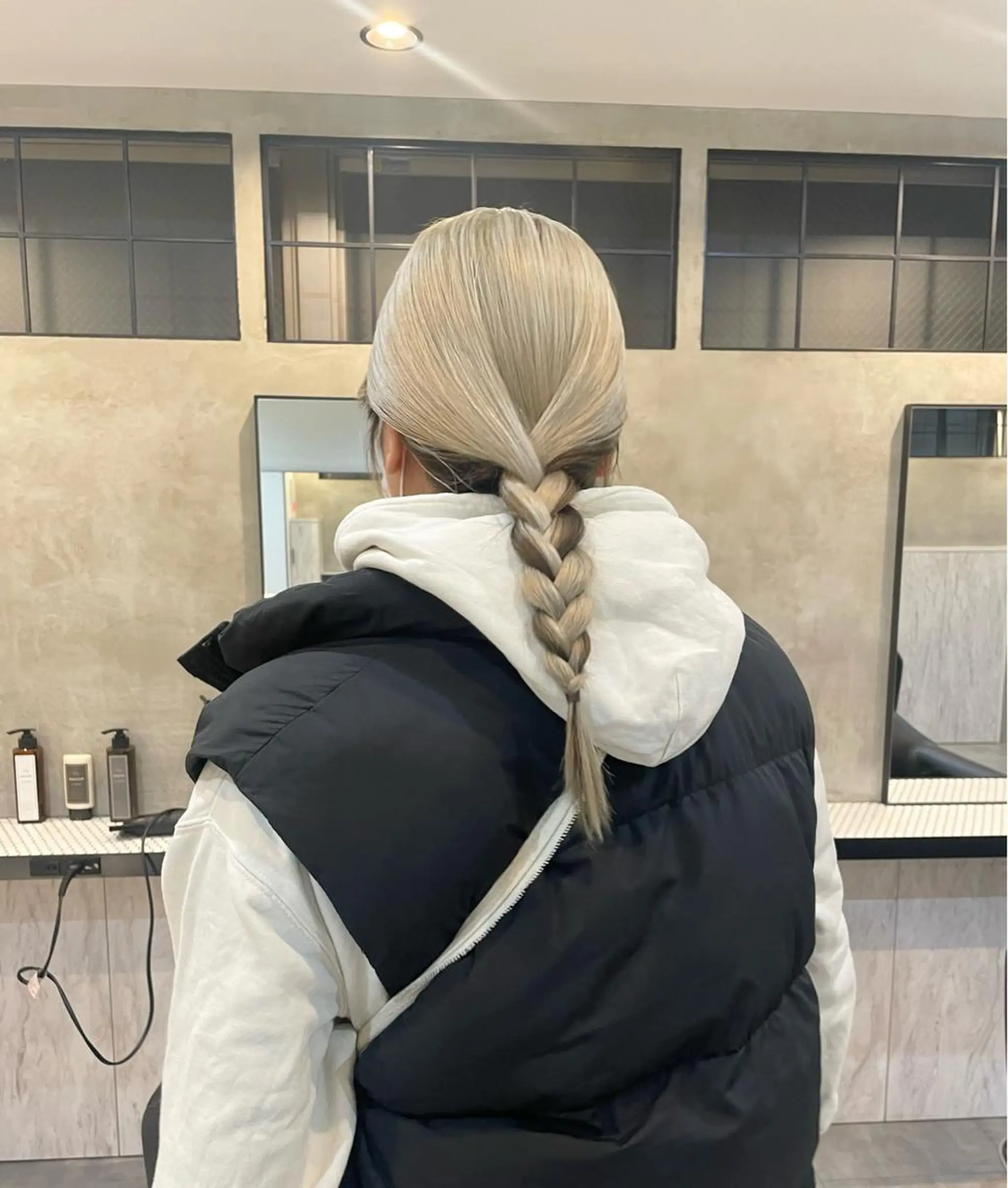 セミロング カラー ブリーチ ブロンド ホワイトブロンド ヘアカラー 渋谷 留菜のヘアスタイル