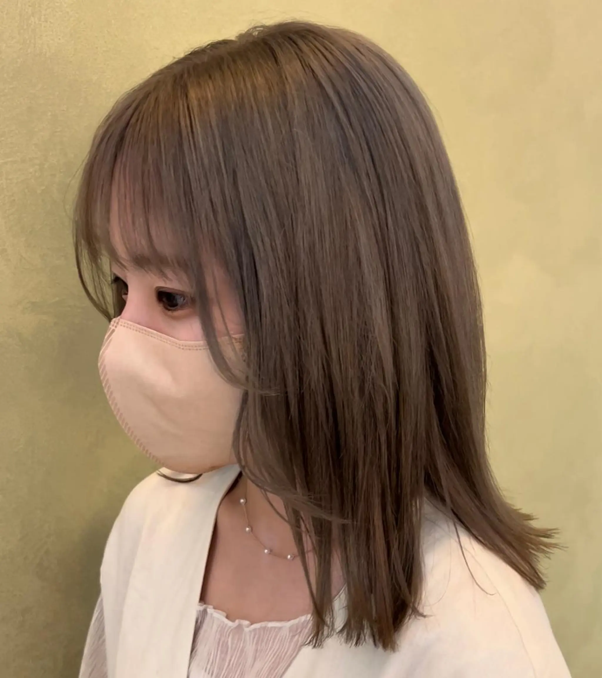 ミディアム カラー グレージュ シルバー シルバーグレージュ 韓国風ヘア 外ハネヘア ヘアカラー 艶カラー/エクステ/ 藤原リックのヘアスタイル