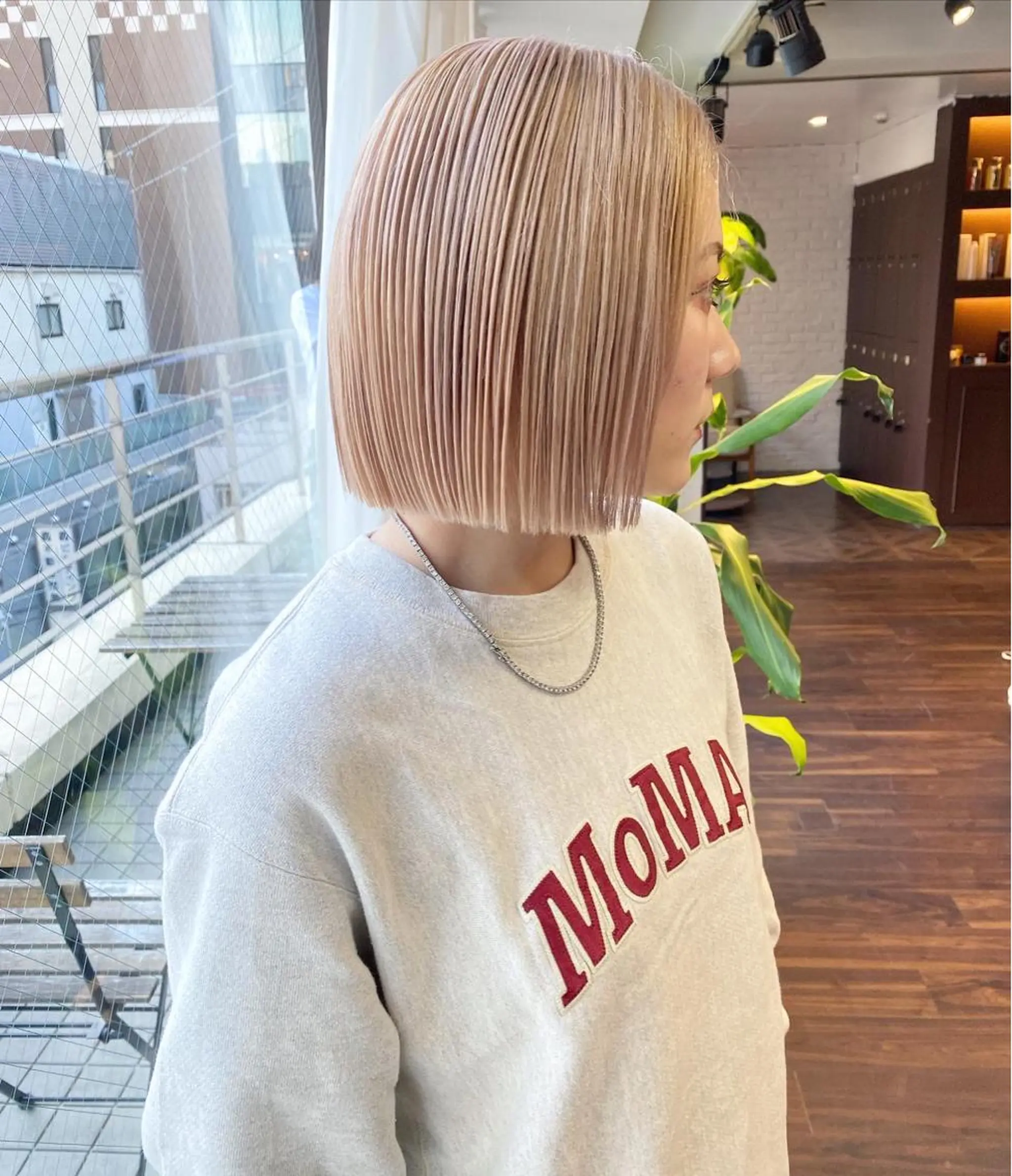 ミディアム カラー ヘアアレンジ 切りっぱなしボブ ブロンド ダブルカラー ハイトーンカラー ホワイトブロンド 韓国ヘア×髪質 改善🇰🇷シオリのヘアスタイル