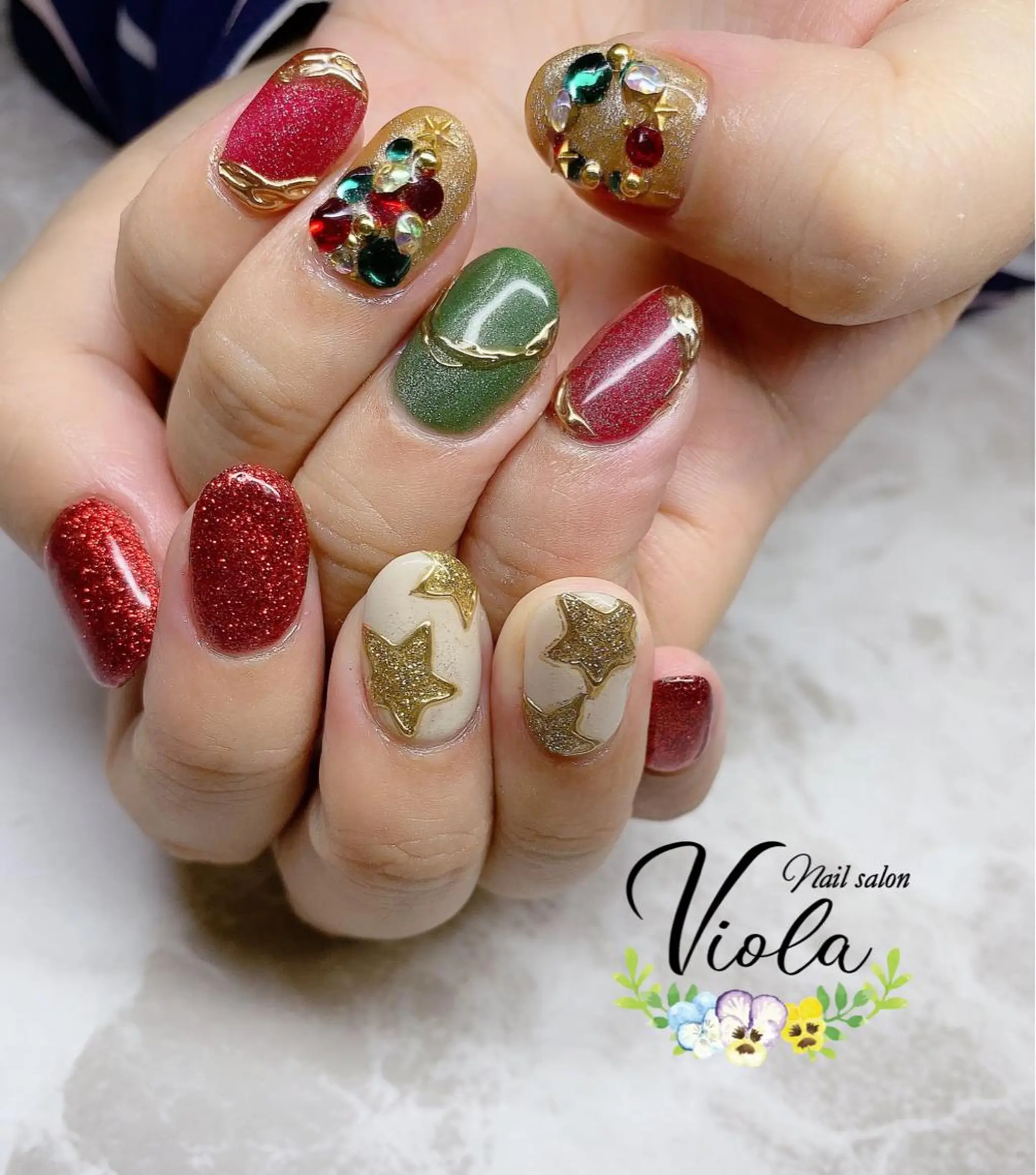 ネイル マグネットネイル ミラーネイル ストーンネイル 冬ネイル クリスマス ハンドネイル Nailsalon Viola所属・ネイルサロン Violaのネイルデザイン