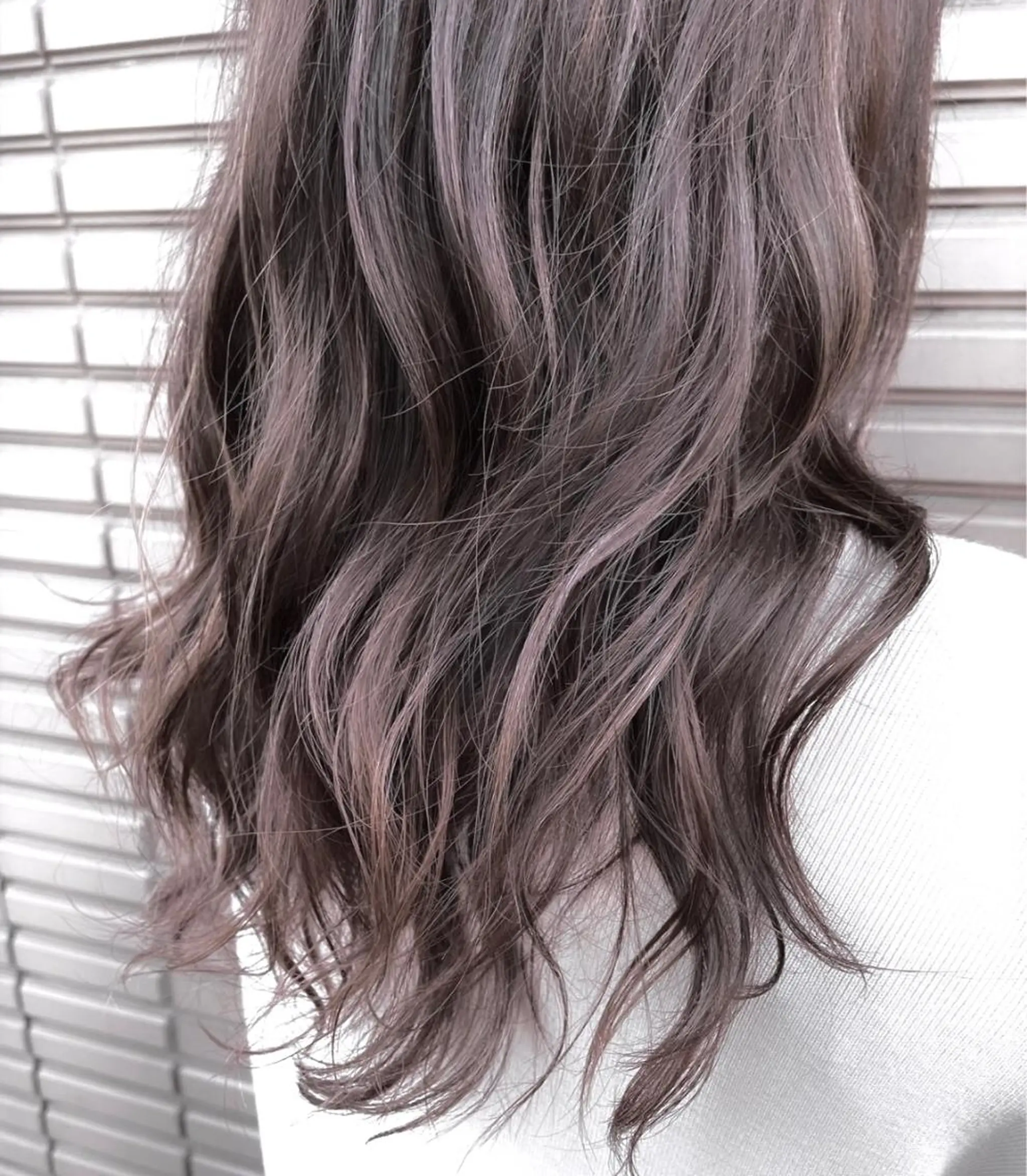 セミロング カラー アッシュ アッシュグレー アッシュグレージュ ベージュカラー ブリーチ VERBENA所属・ハイライト／艶カラー 大河シンジのヘアスタイル