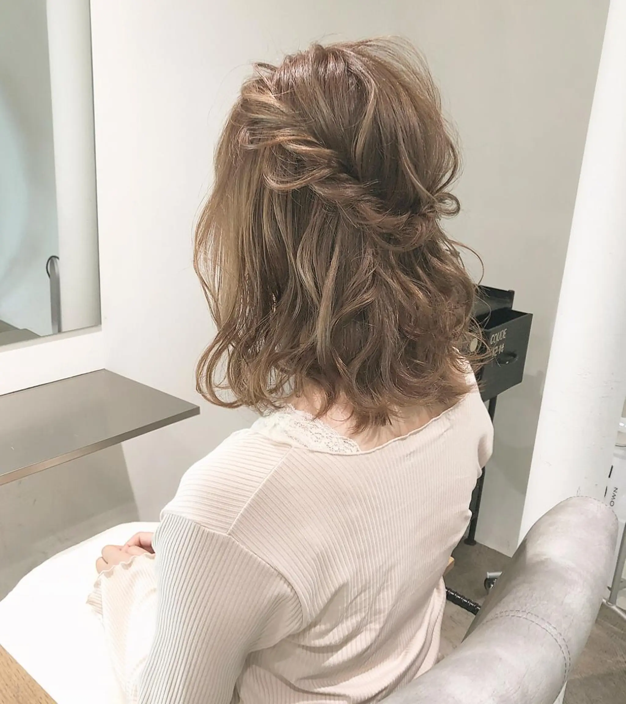 ショート カラー ヘアアレンジ ハーフアップ ベージュカラー ミルクティーベージュ ヘアカラー トリートメント autre所属・大久保 ひでなりのヘアスタイル