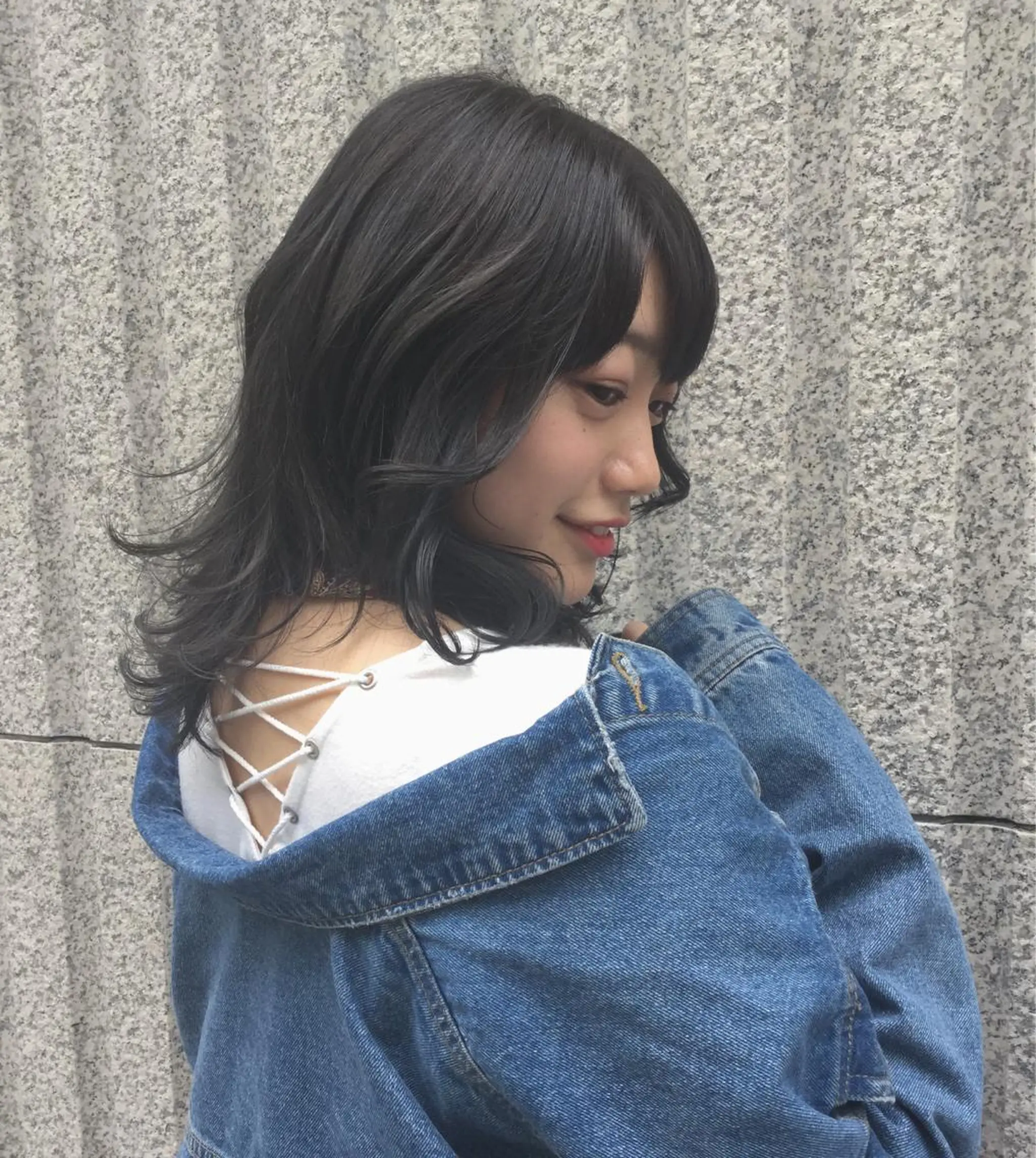 ミディアム カラー アッシュ ブルーカラー 透明感カラー 岡村 玲奈のヘアスタイル