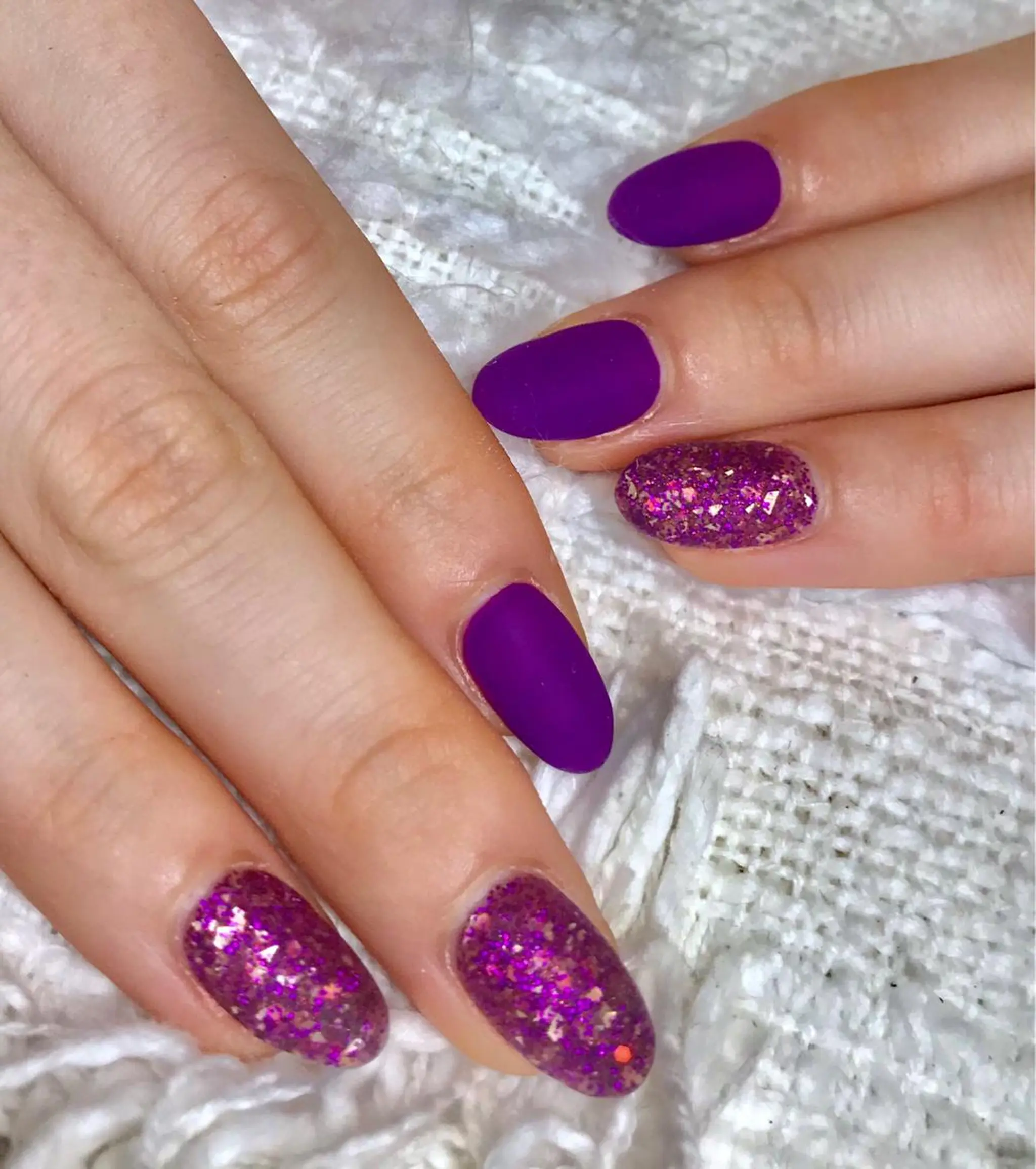 ショート カラー パーマ ヘアアレンジ ネイル マツエク・マツパ パープルカラー ラメ(グリッター) パープル ハンドネイル ハンドケア nail&eye Aoのマツエク・マツパデザイン