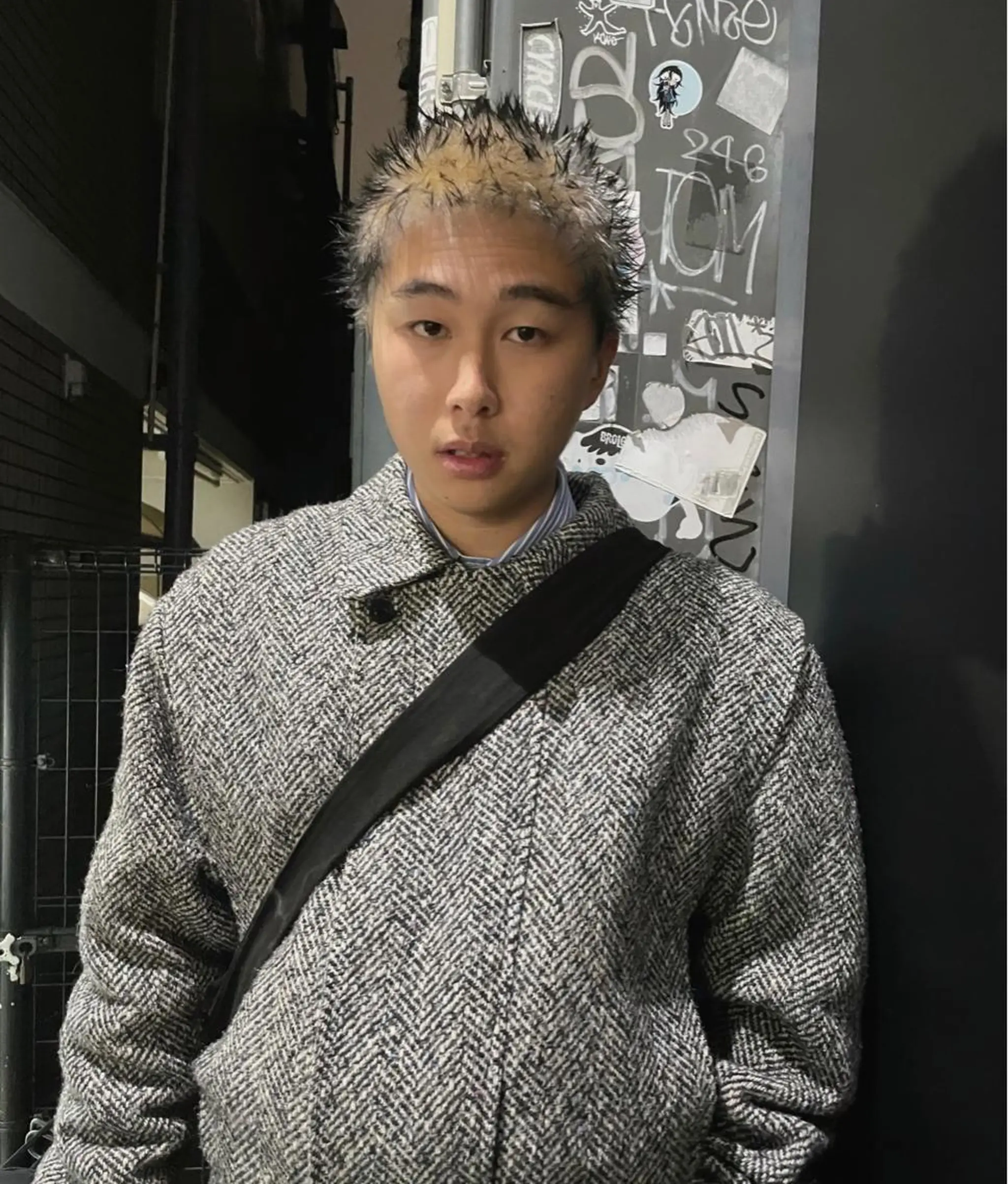 ショート カラー メンズ メンズバレイヤージュ メンズブリーチ センターパート フェードカット メンズハイライト カット ヘアカラー トリートメント スパイラルパーマ 🌐hina⭐️のヘアスタイル