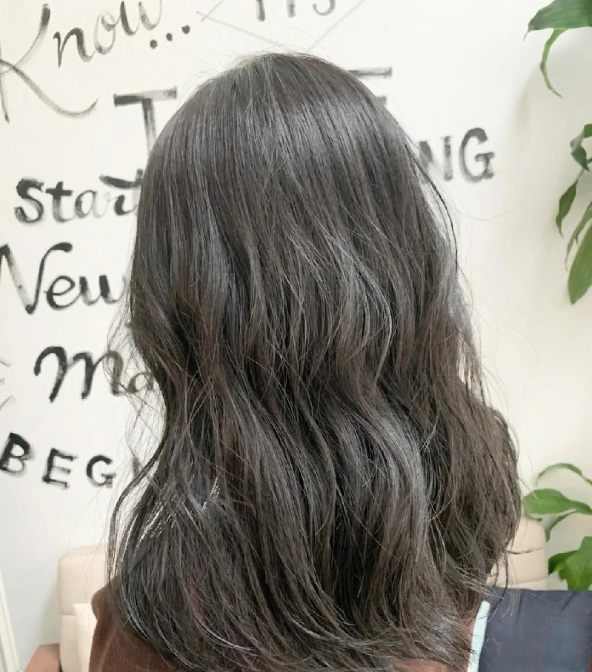 セミロング カラー ブリーチ ダークグレー ヘアカラー Luana 矢場町のヘアスタイル