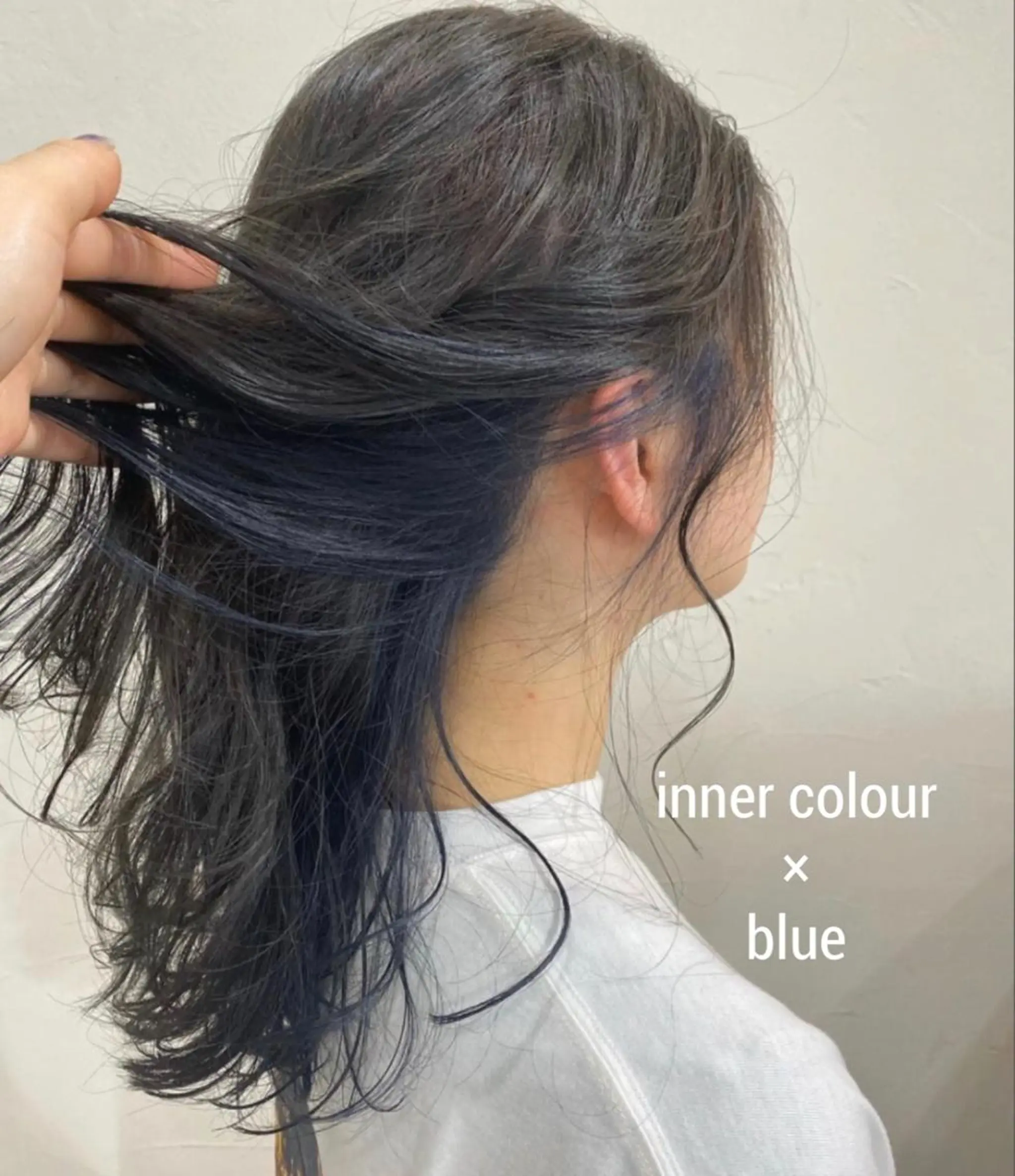 セミロング カラー ヘアアレンジ アッシュ ブリーチ ブルーカラー インナーカラー ネイビーカラー 暗髪カラー🫐パーマ おくだりんかのヘアスタイル
