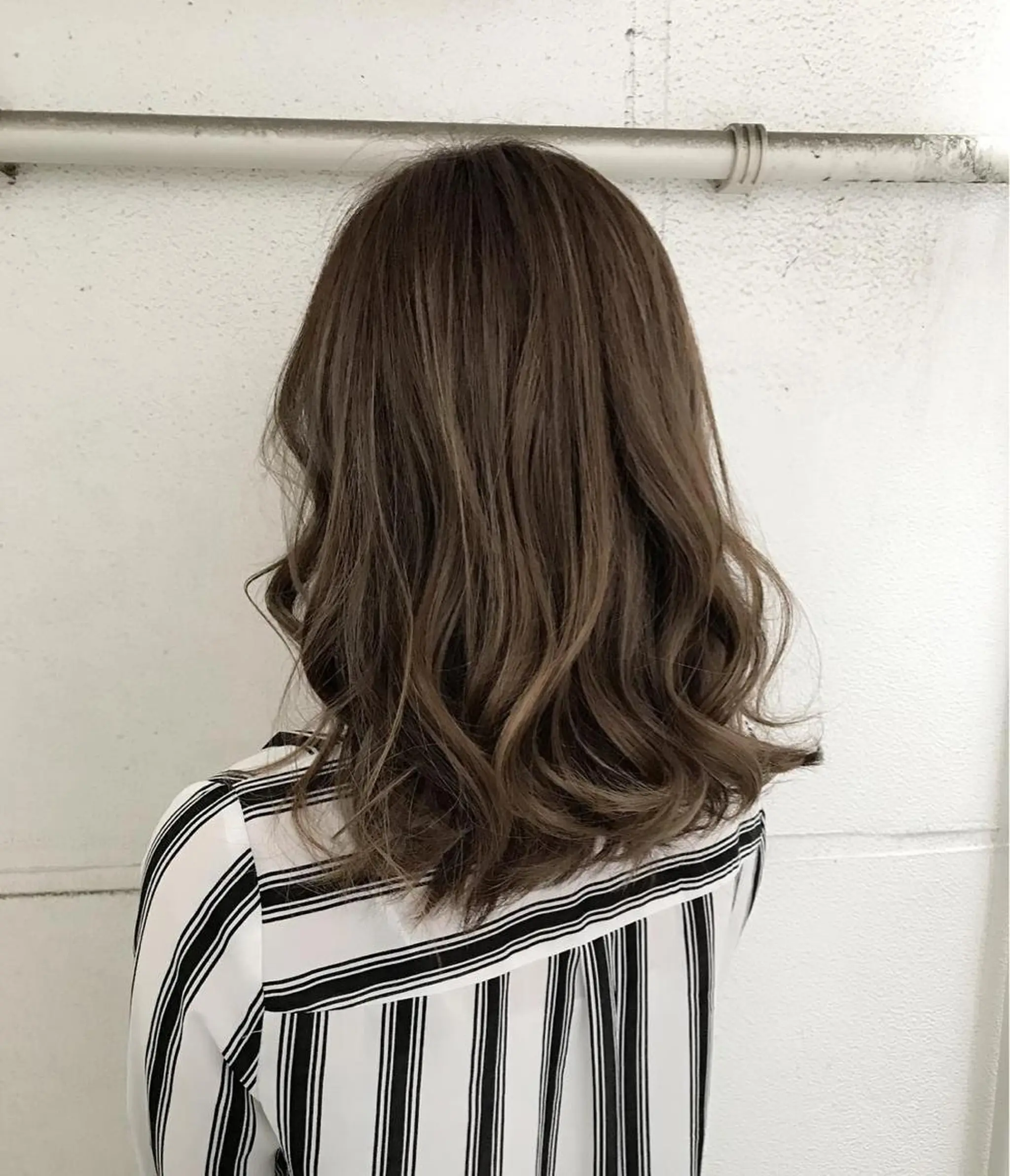 セミロング カラー オリーブカラー オフホワイトアンドなんば所属・福西 洋斗のヘアスタイル