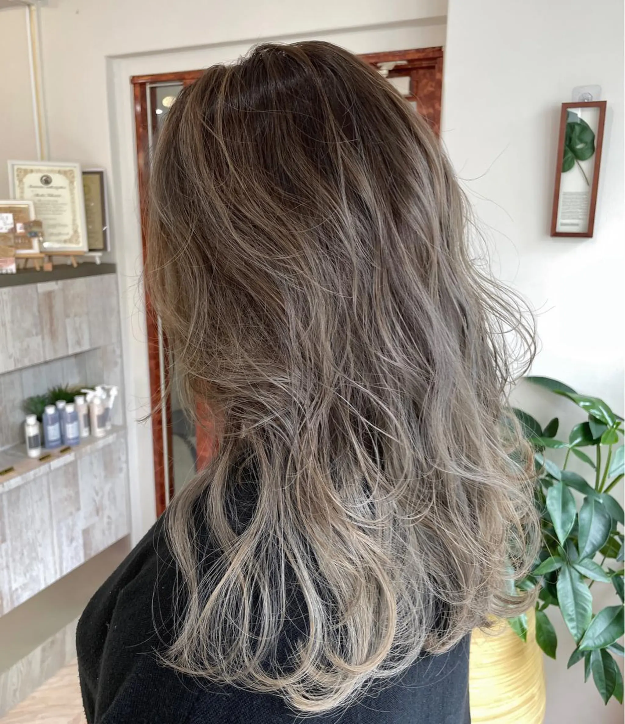 ロング カラー バレイヤージュ ハイライトカラー ハイライト レイヤーカット she2.shinjuku所属・takumi Hのヘアスタイル