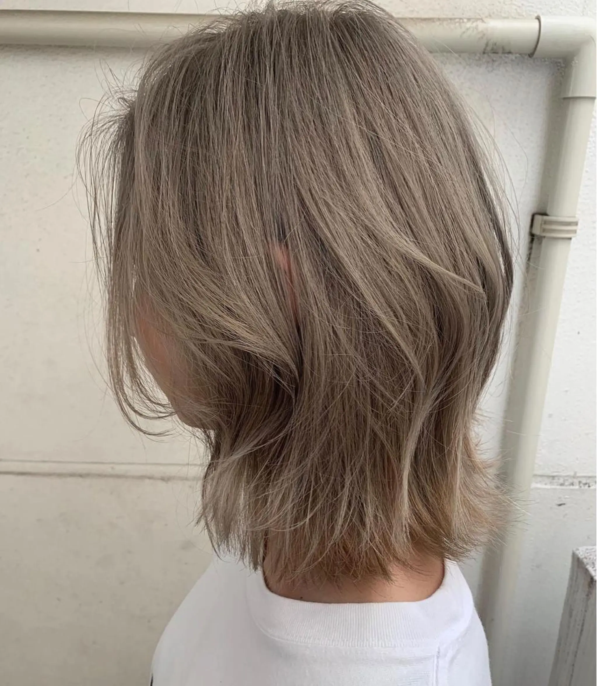 ミディアム カラー ウルフカット カット ヘアカラー トリートメント オフホワイトアンドなんば所属・福西 洋斗のヘアスタイル