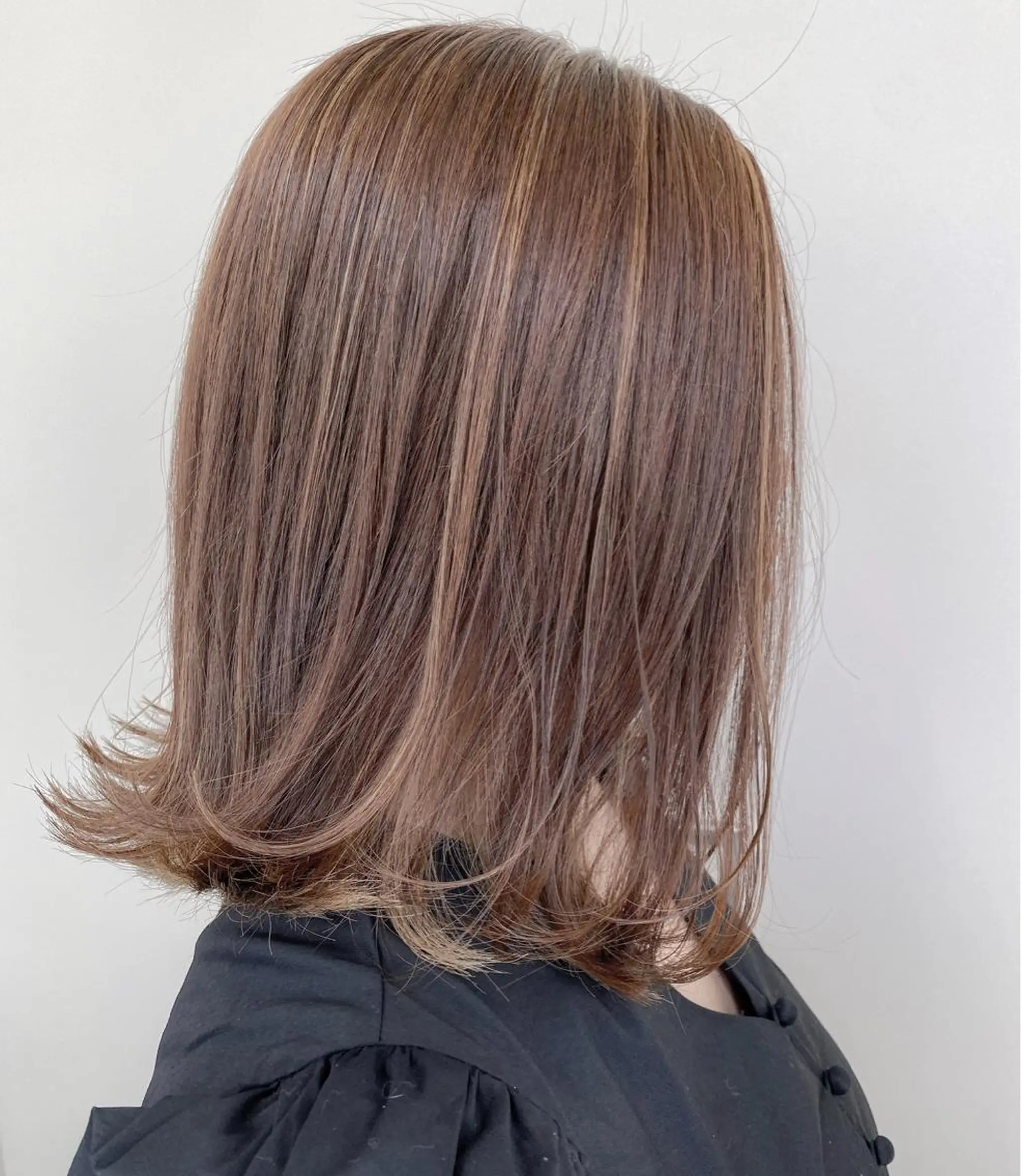 ミディアム カラー アッシュ ハイライトカラー ミルクティーアッシュ ハイライト SALOWIN神戸三宮East店所属・【透明感、艶髪】西村 有司のヘアスタイル
