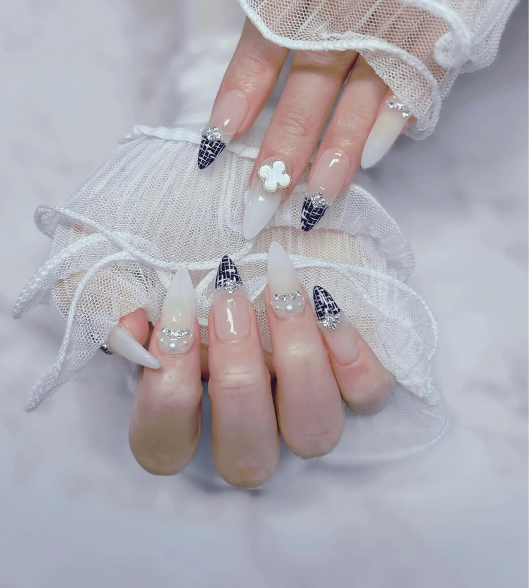 ネイル フレンチネイル ジェルネイル 韓国ネイル 持ち込み パラジェル ちゅるんネイル🪄 耳ツボジュエリー🔗のネイルデザイン