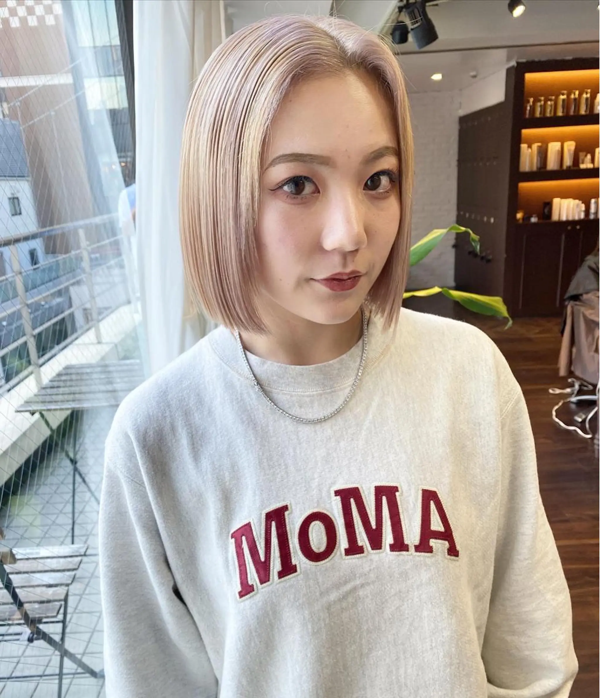 ミディアム カラー ヘアアレンジ 切りっぱなしボブ ブロンド ダブルカラー ハイトーンカラー ホワイトブロンド カット ヘアカラー トリートメント 韓国ヘア×髪質 改善🇰🇷シオリのヘアスタイル