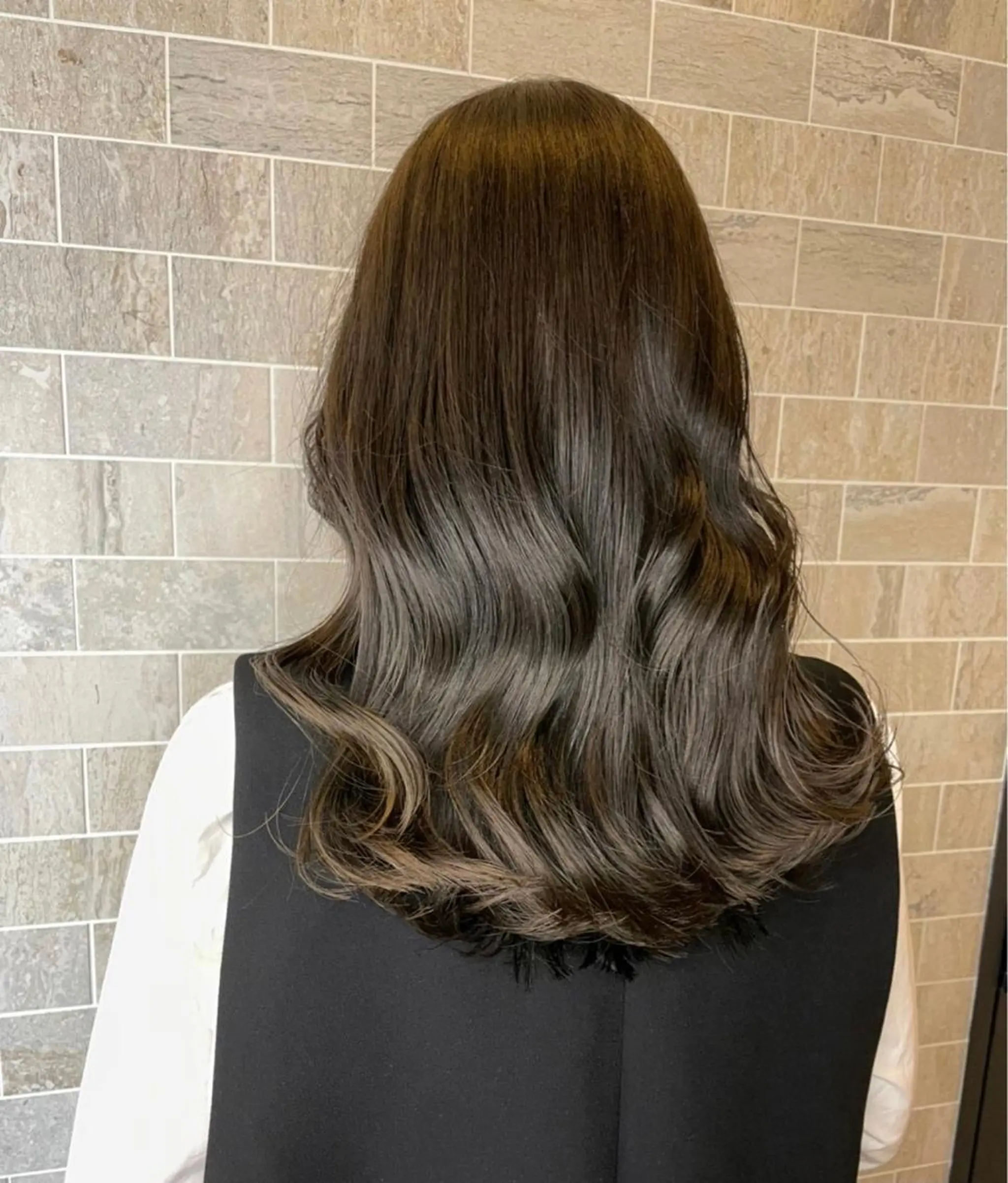 ミディアム 栗林 茉那のヘアスタイル