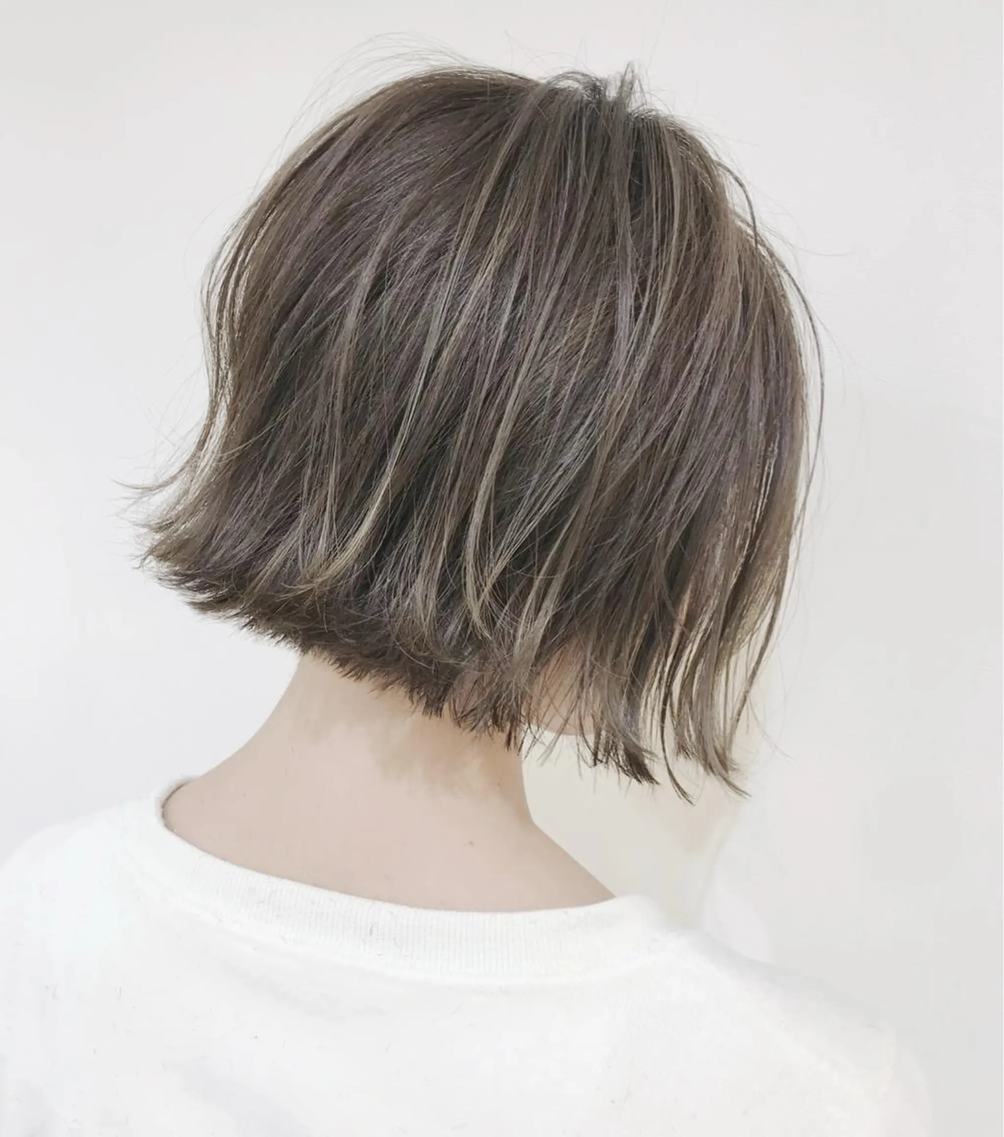 ショート カラー ブリーチ グレージュ ハイライトカラー ハイライト カット ヘアカラー ボブ・レイヤーカット 吉敷航一のヘアスタイル