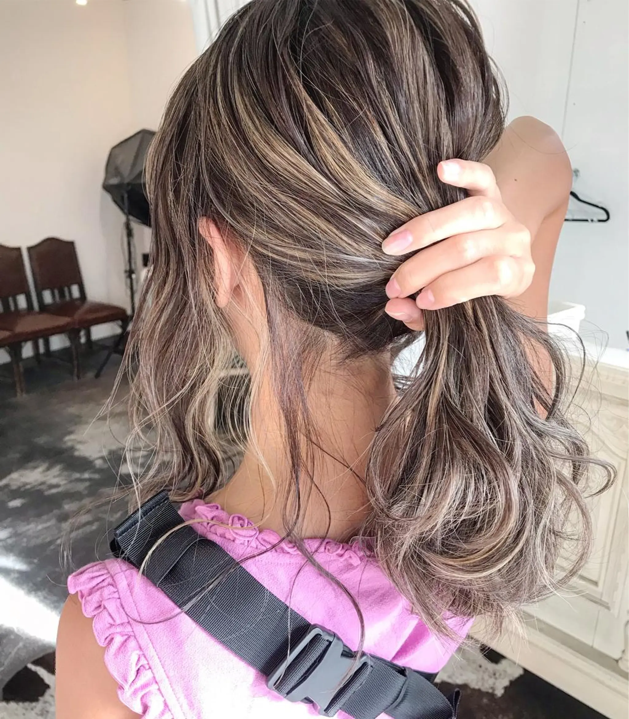 ミディアム カラー ヘアアレンジ お団子ヘア 切りっぱなしボブ バレイヤージュ デザインカラー グラデーションカラー Mariana/ 鶴原-ハイライトのヘアスタイル