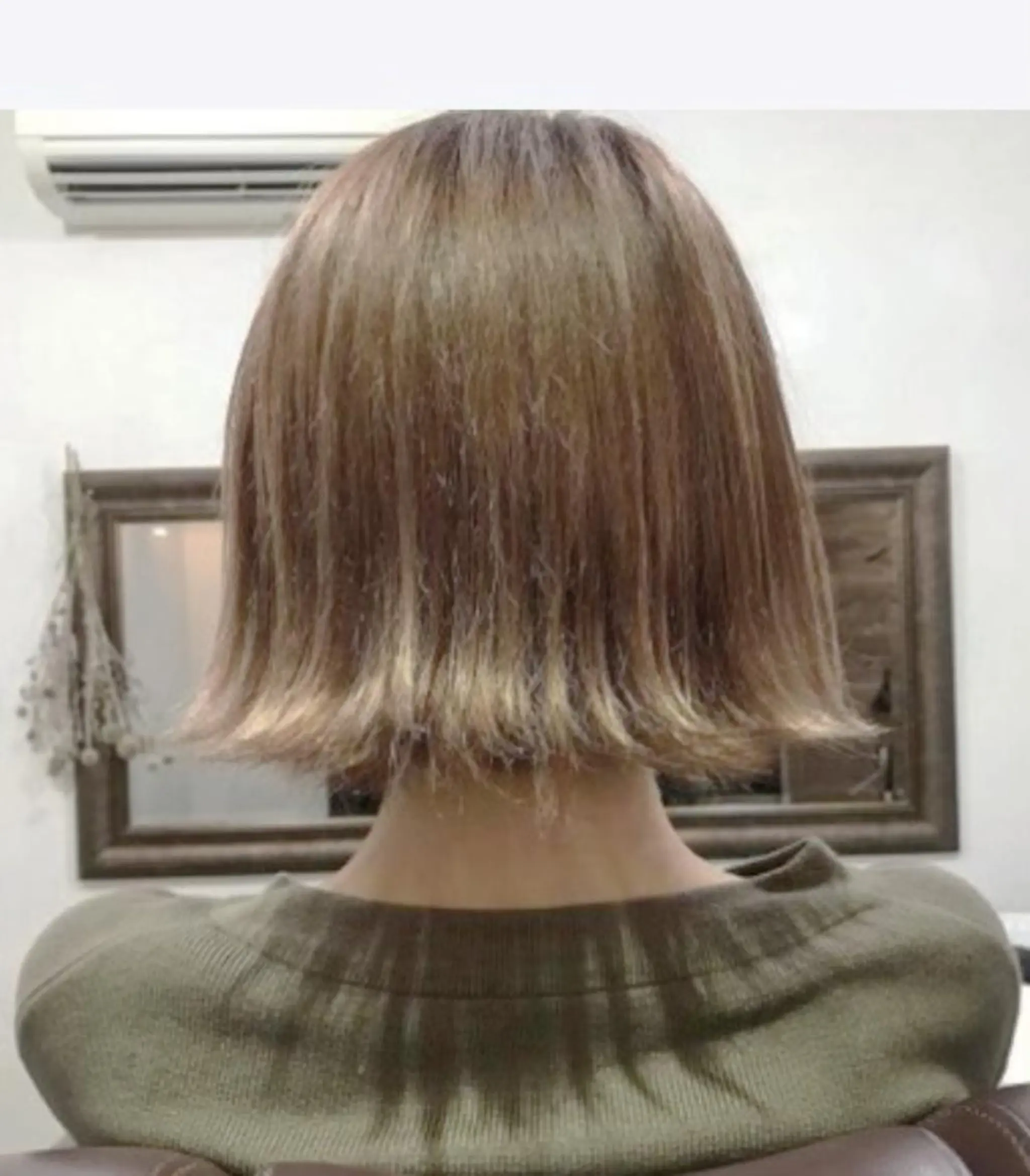 ミディアム カラー 切りっぱなしボブ ベージュカラー ハイトーンカラー ハイトーンベージュ ボブ 阿嘉 萌子のヘアスタイル