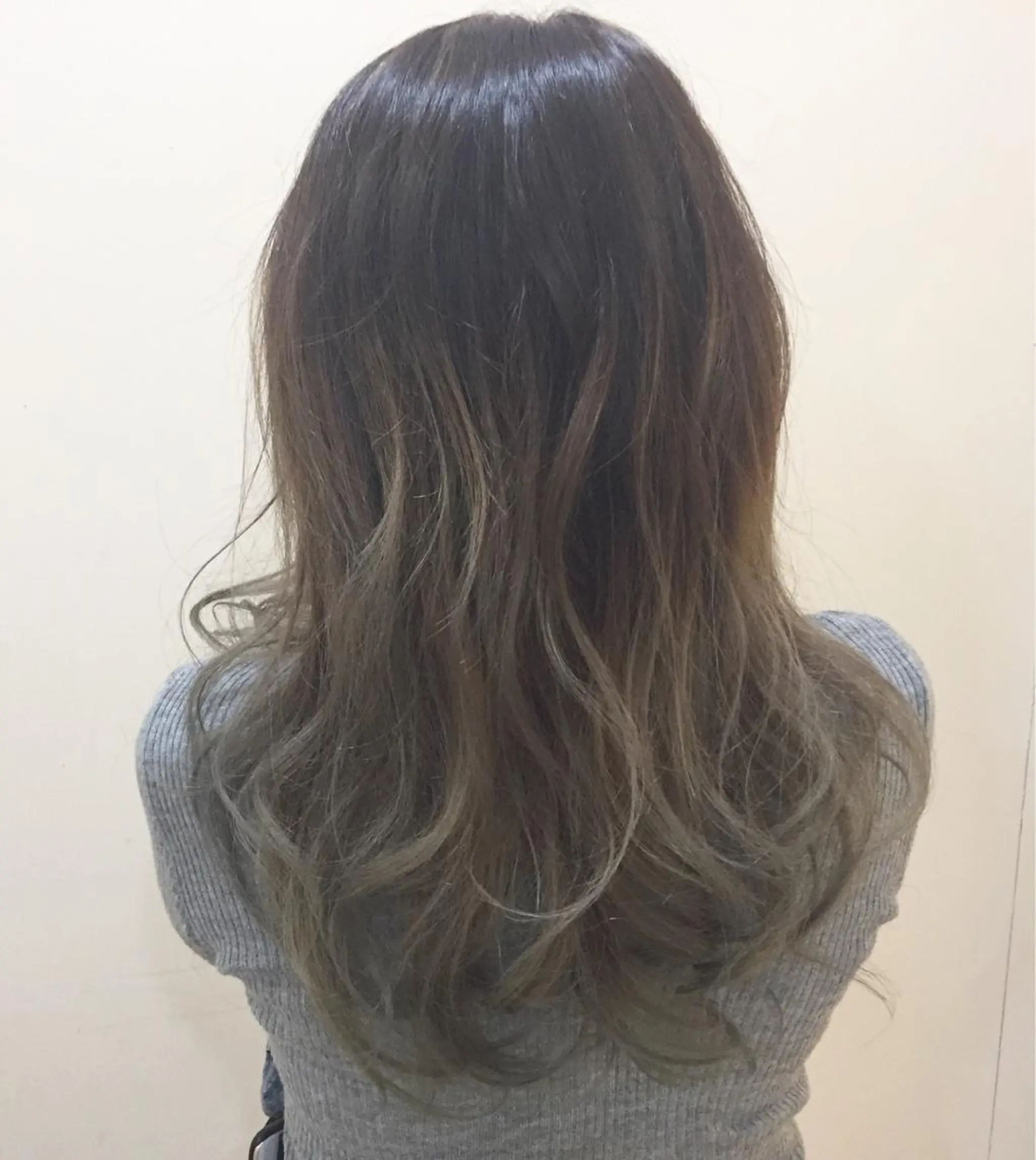 セミロング カラー 服部 樹季のヘアスタイル