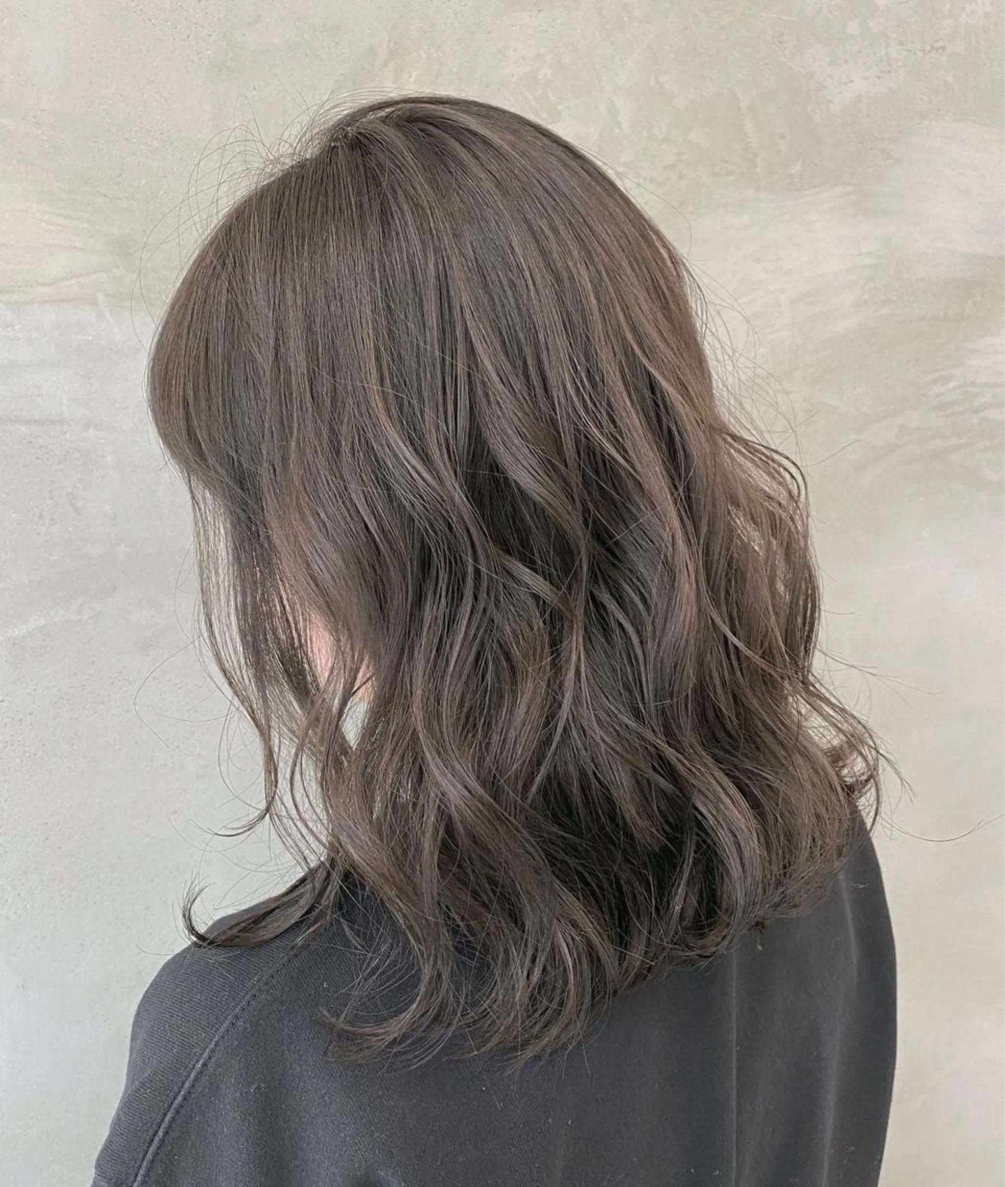 セミロング カラー ブリーチ 透明感カラー グレージュ カーキグレージュ ヘアカラー トリートメント 🫧透明感カラー🫧 OIKAWAのヘアスタイル