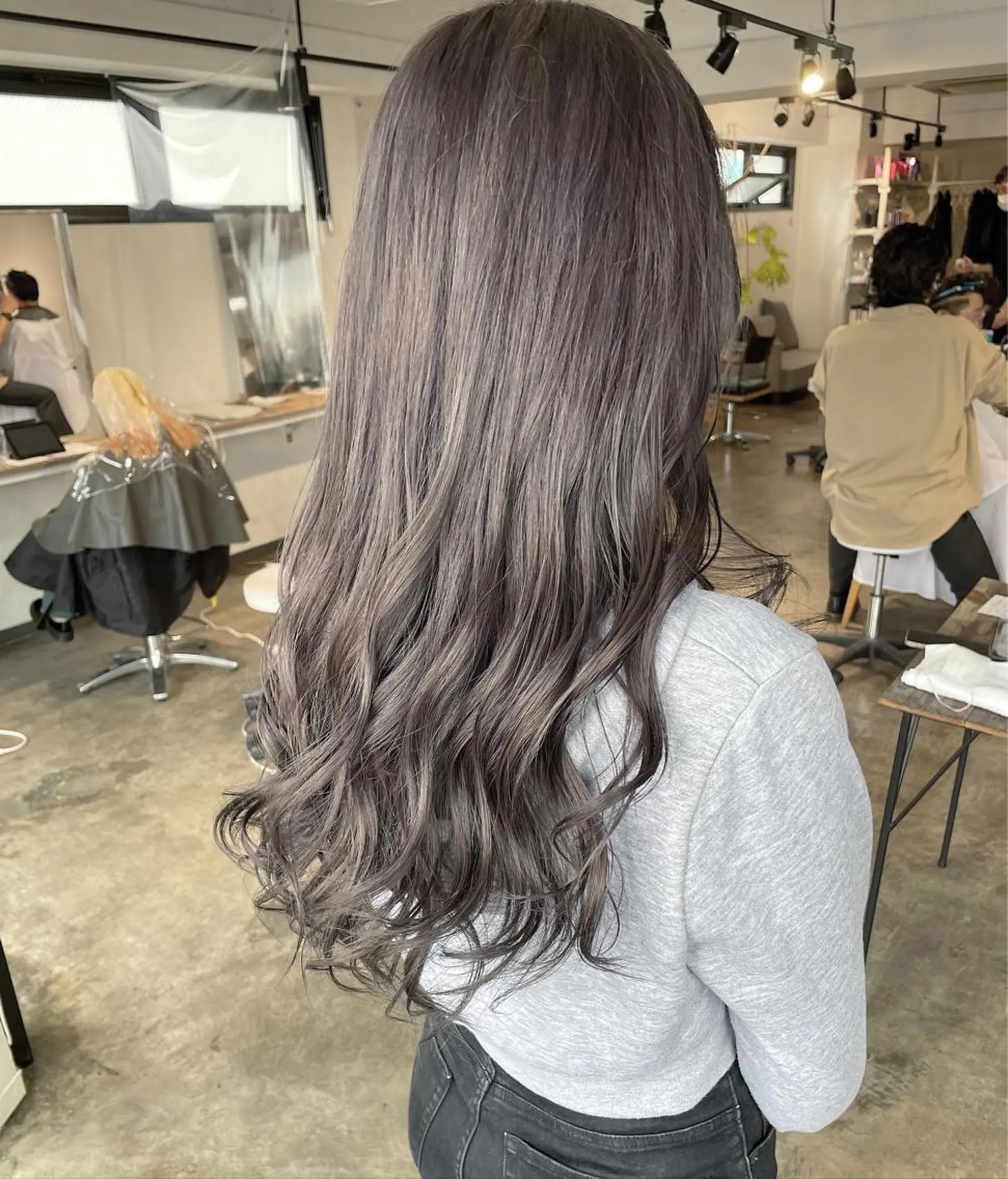 ロング カラー グレージュ ハイトーンカラー ハイトーングレージュ ロング ヘアカラー トリートメント ハイトーン/レイヤー /ケアブリーチ石川治のヘアスタイル