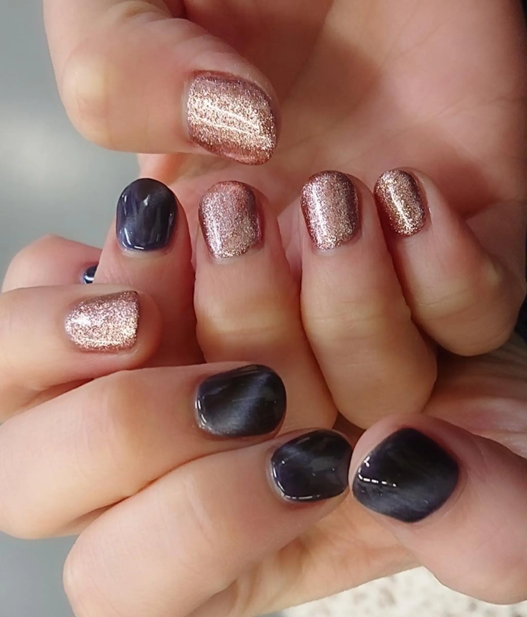 ネイル ラメ(グリッター) マグネットネイル 🍒当日もOK🍒 𝑳𝑼𝑵𝑨花井のネイルデザイン