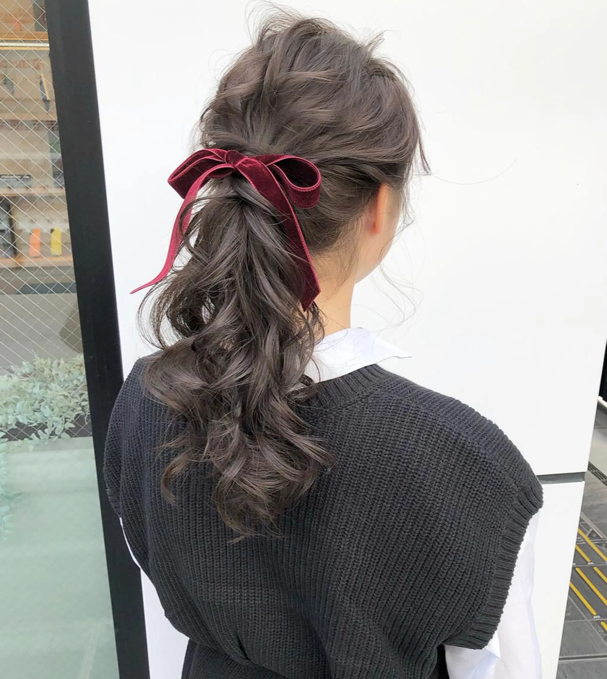 ロング カラー ヘアアレンジ ポニーテール アッシュ ベージュカラー 卒業式のヘアスタイル カット ヘアカラー トリートメント autre所属・大久保 ひでなりのヘアスタイル