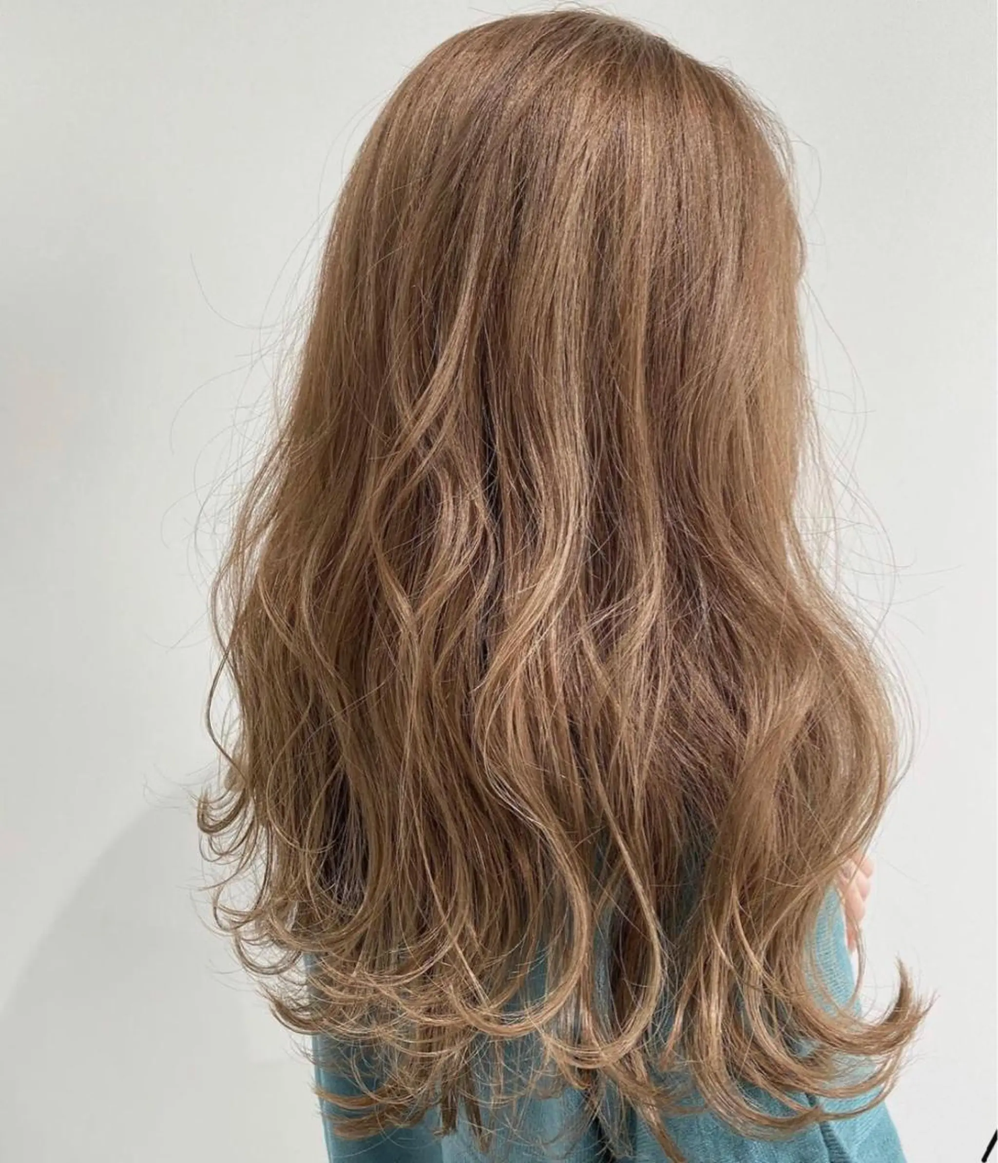 セミロング カラー ベージュカラー ブリーチ ハイトーンカラー ハイトーンベージュ ヘアカラー トリートメント 過去一の柔髪ヘア 🌿IVYjoureのヘアスタイル