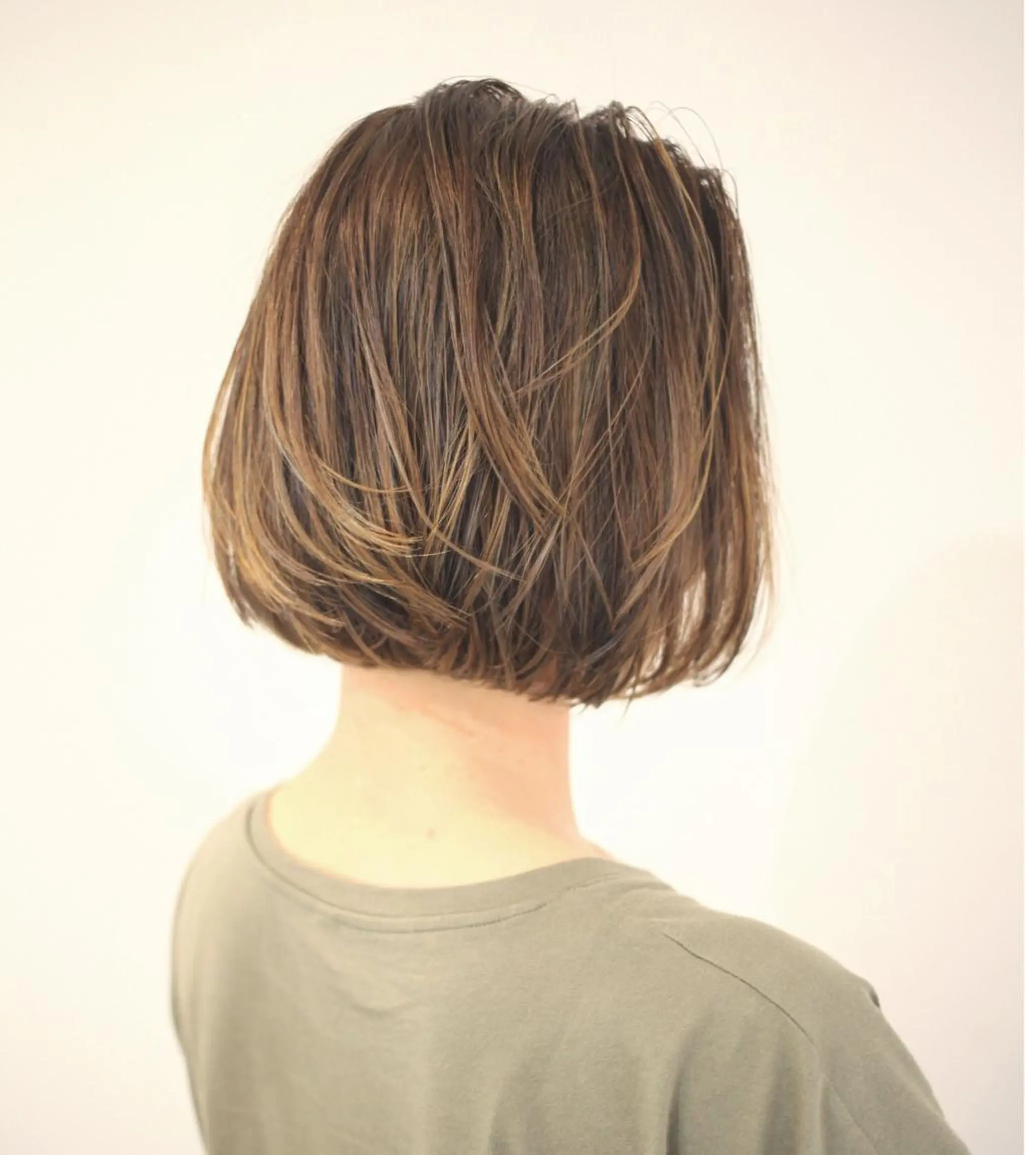 ショート カラー ヘアアレンジ 切りっぱなしボブ アッシュ グラデーションカラー ハイライトカラー ボブ Mariana/ 鶴原-ハイライトのヘアスタイル