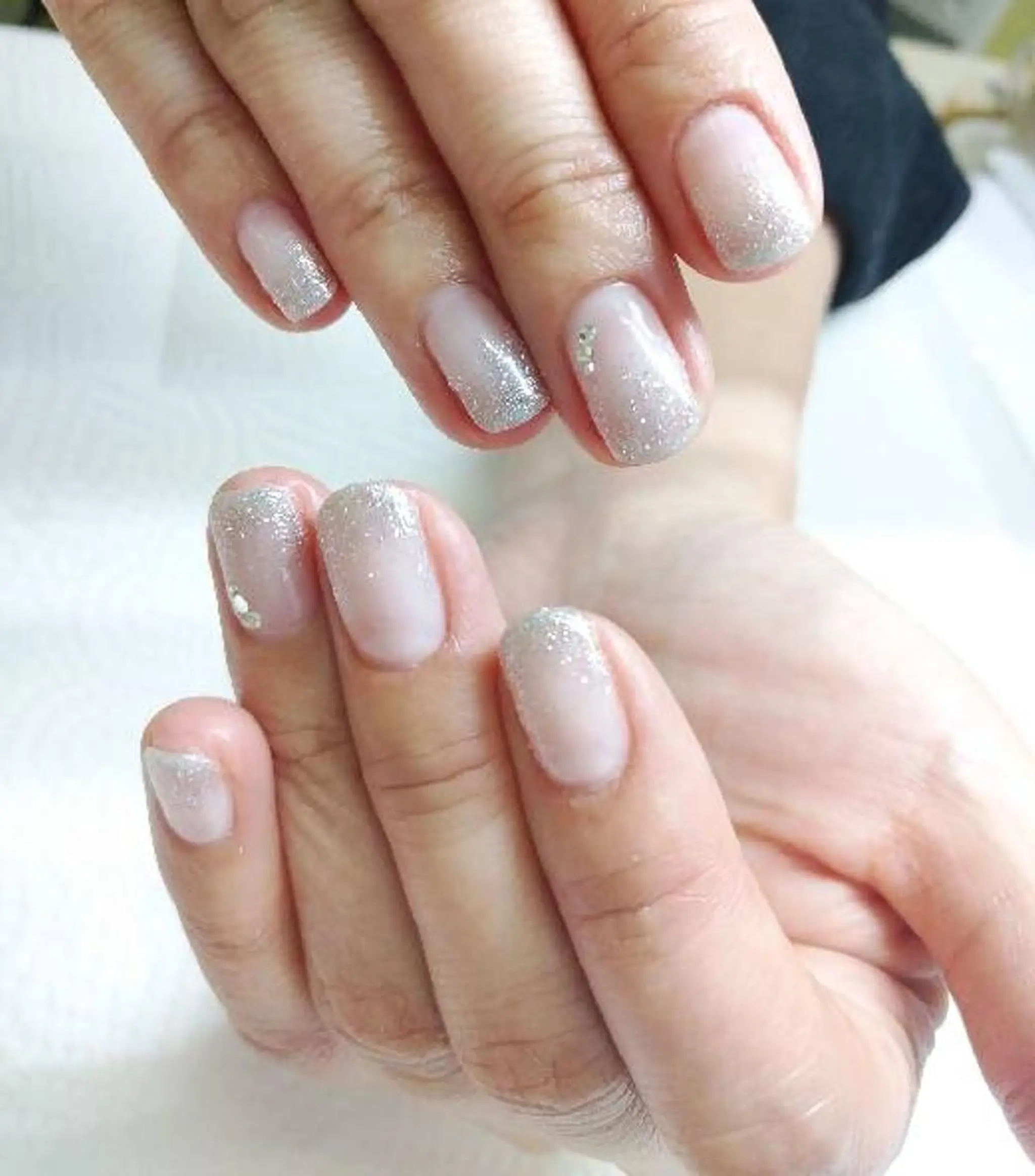 ネイル グラデーション ラメ(グリッター) ラメグラデーション シルバー プライベートサロン RosyLily所属・プライベートサロン Rosy Lilyのネイルデザイン