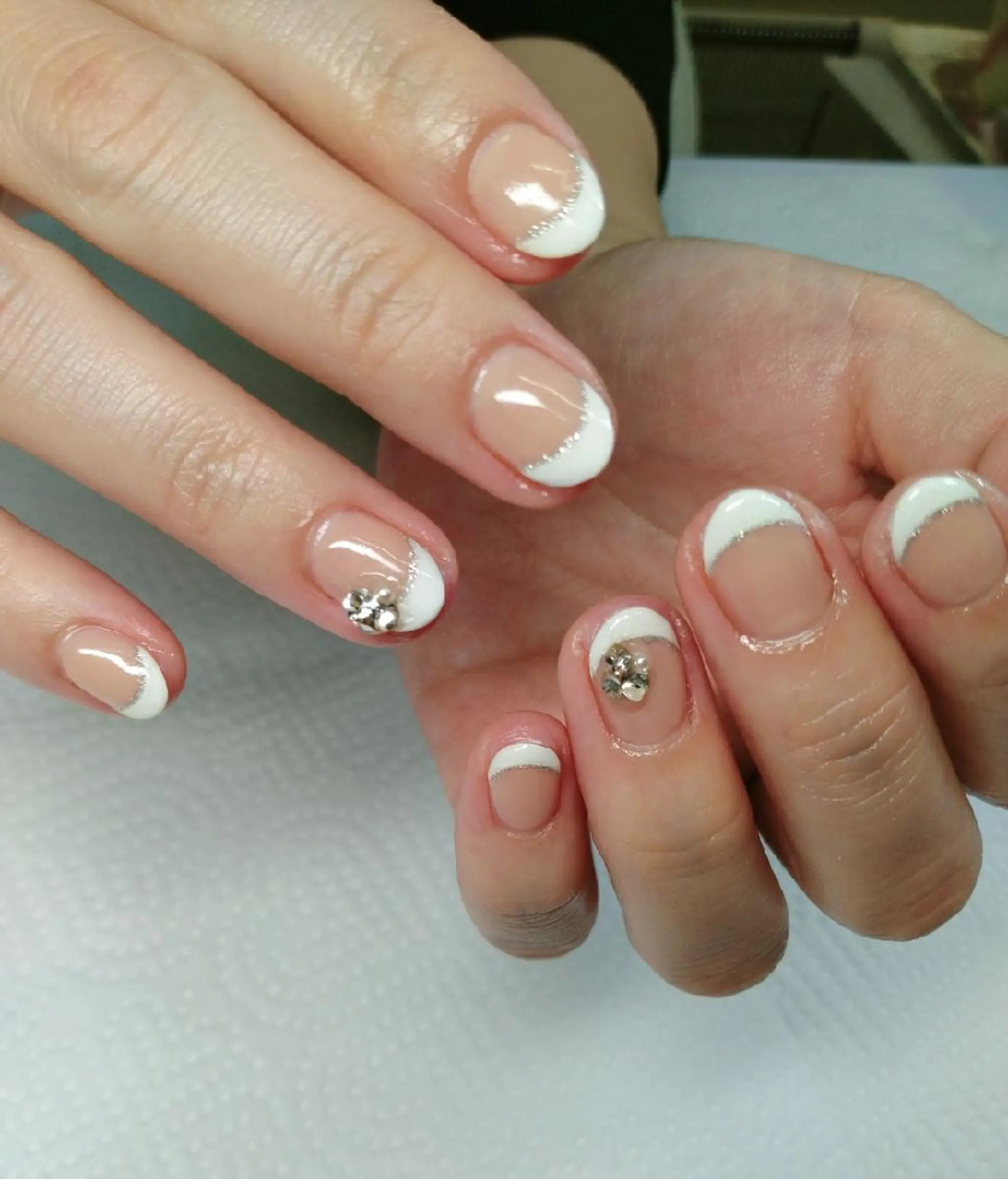 ネイル フレンチネイル 持ち込み ストーンネイル ブライダルネイル ホワイト ハンドネイル ハンドケア プライベートサロン RosyLily所属・プライベートサロン Rosy Lilyのネイルデザイン