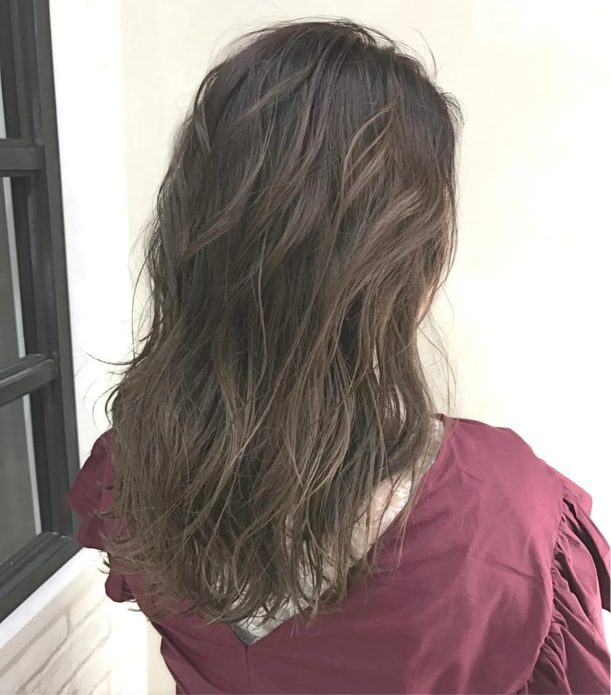 セミロング TOMOYAレイヤー ブリーチ縮毛矯正のヘアスタイル