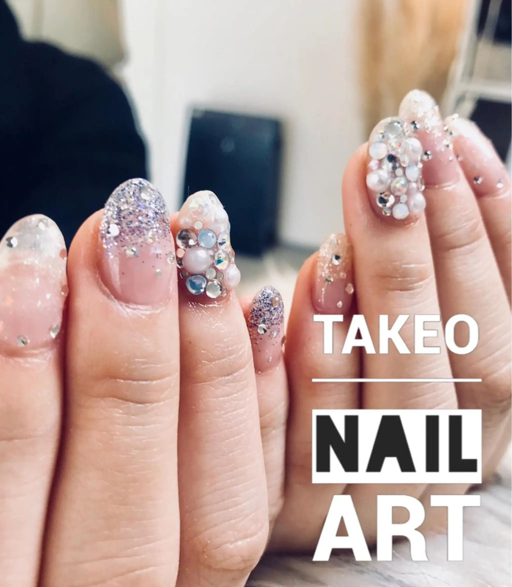 ミディアム ネイル キラキラネイル ストーンネイル nail&eye Aoのマツエク・マツパデザイン