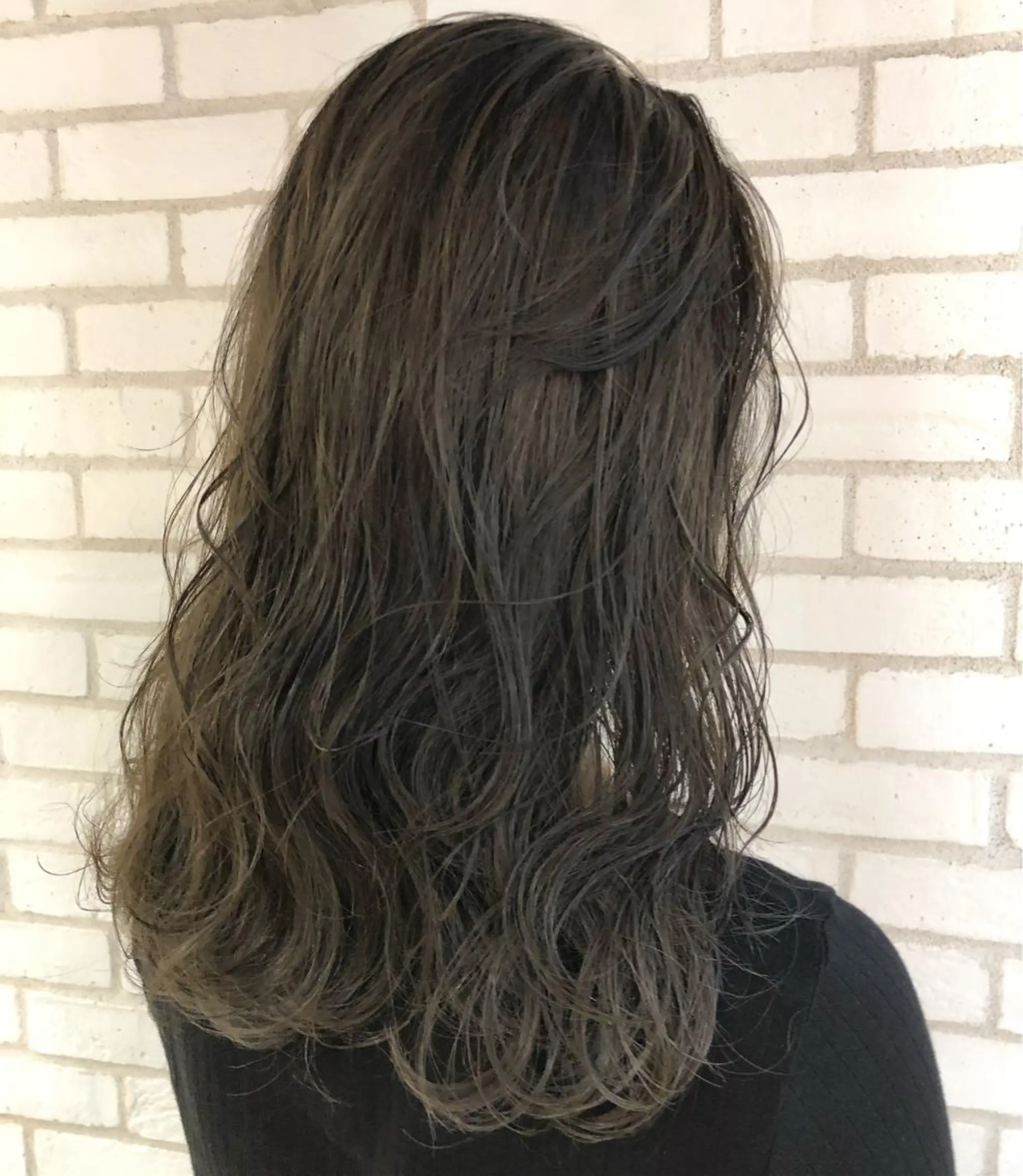 セミロング カラー アッシュ she2.shinjuku所属・takumi Hのヘアスタイル