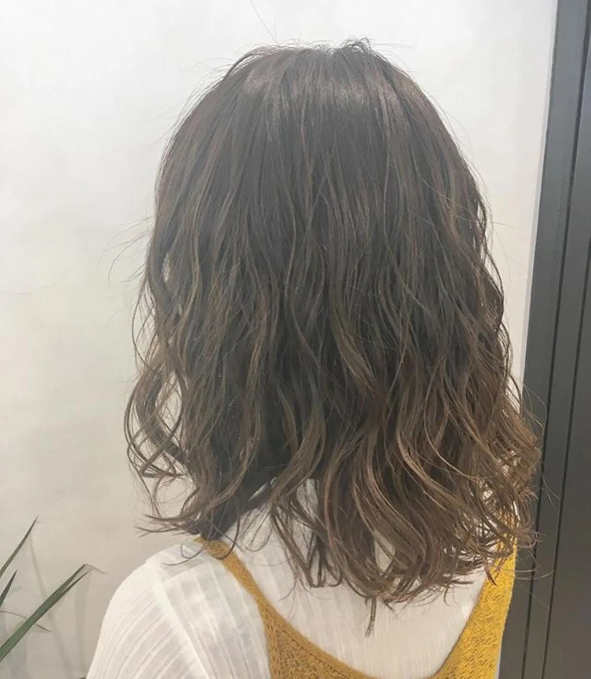 ミディアム カラー ヘアアレンジ アッシュ ベージュカラー ブリーチ 透明感カラー グラデーションカラー エグチ アキラのヘアスタイル