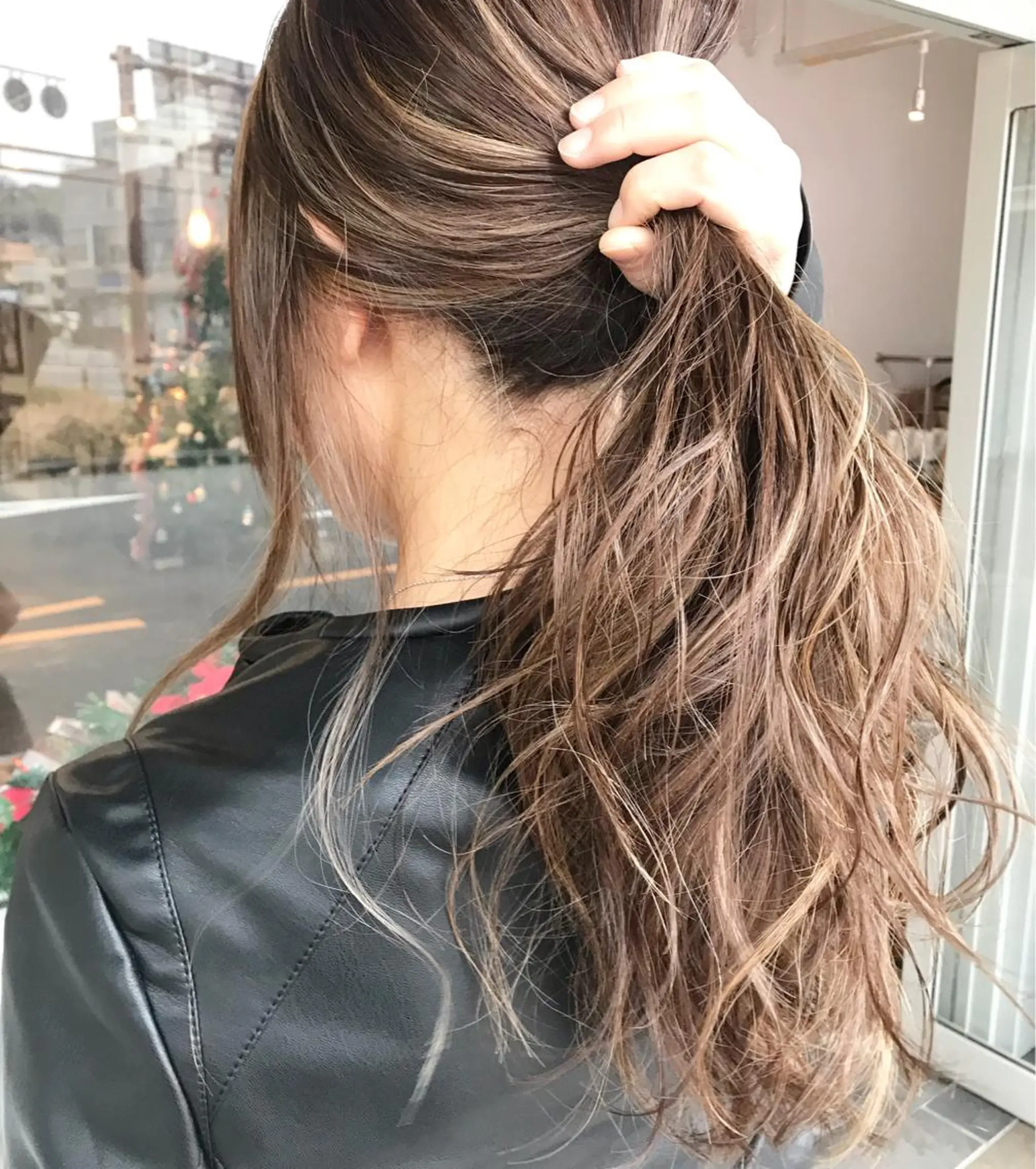 ロング カラー ヘアアレンジ お団子ヘア 切りっぱなしボブ バレイヤージュ ブリーチ デザインカラー Mariana/ 鶴原-ハイライトのヘアスタイル