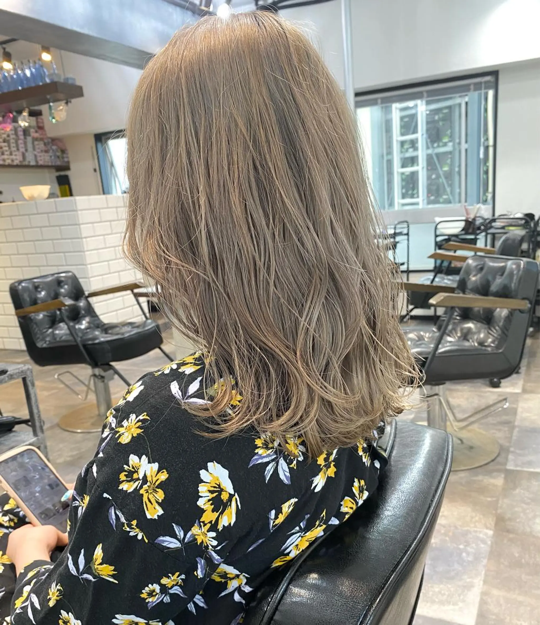 ミディアム カラー シルバー ボブとパーマの達人 美容室難民の方は是非のヘアスタイル