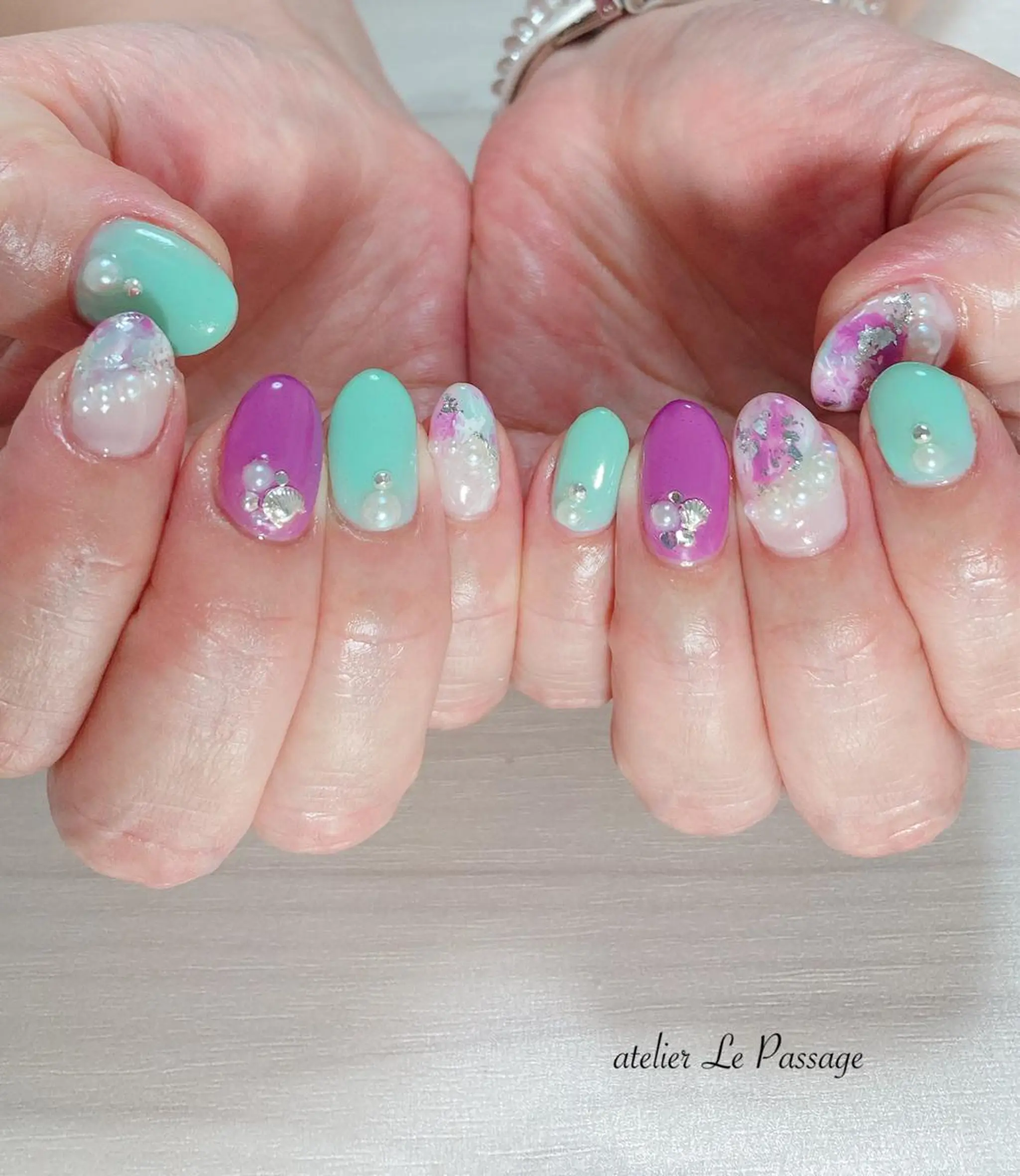 ネイル ジェルネイル ラメ(グリッター) ニュアンスネイル オフィスネイル パラジェル Atelier Le Passage所属・h nakatsukaのネイルデザイン