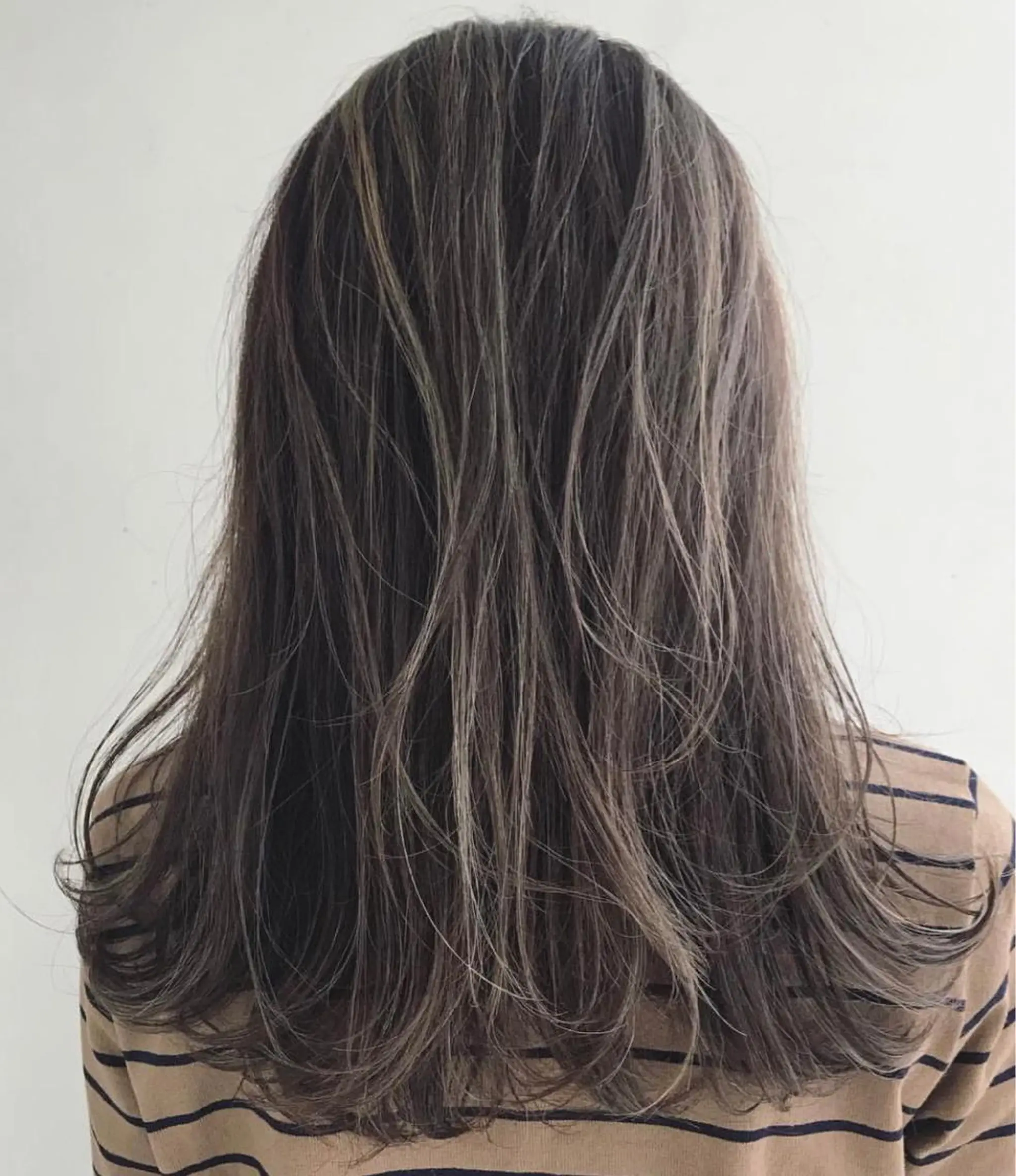 ミディアム カラー アッシュ アッシュグレー ハイライトカラー ハイライト VERBENA所属・ハイライト／艶カラー 大河シンジのヘアスタイル